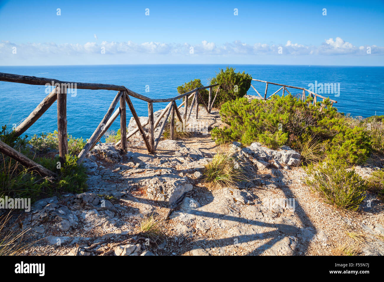 Holzgeländer auf felsigen Küste des Mittelmeeres, Gemeinde Gaeta, Italien Stockfoto
