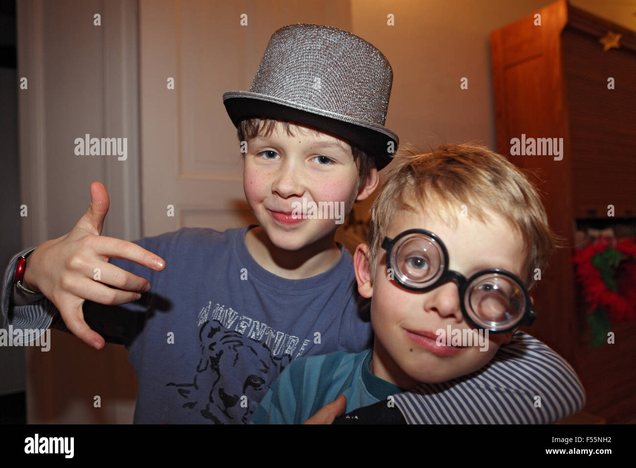 30.12.2010, Berlin, Berlin, Deutschland - junge mit Hut und Brille in lustigen Portrait. 00S101230D004CAROEX. JPG - nicht für den Verkauf in G E R M A N Y, A U S T R I A S W I T Z E R L A N D [MODEL-RELEASE: Ja, PROPERTY-RELEASE: kein (C) Caro Fotoagentur / Sorge, http://www.caro-images.pl, info@carofoto.pl - bei der Verwendung von des Bilds nicht-journalistischen Zwecken kontaktieren Sie bitte die Agentur - das Bild unterliegt GEMA!] Stockfoto