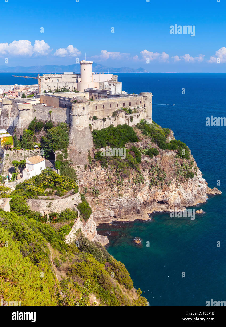 Vertikale Landschaft der alten Stadt Gaeta mit alten Burg auf küstennahen Felsen, Italien Stockfoto