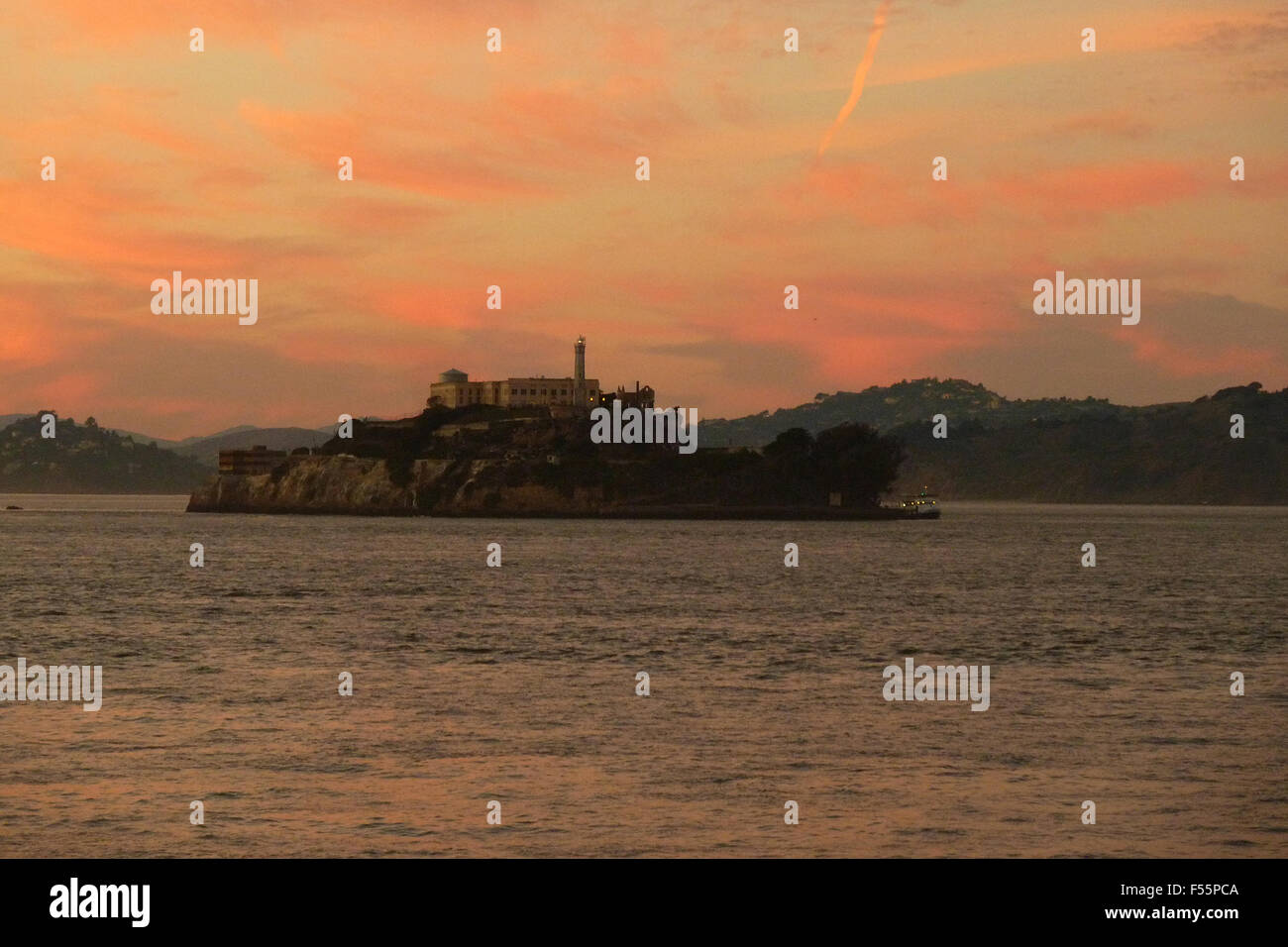 08.11.2014, San Francisco, Kalifornien, USA - Ansichten der Insel Alcatraz in der San Francisco Bay in den Abend. 00S141108D635CAROEX. JPG - nicht für den Verkauf in G E R M A N Y, A U S T R I A S W I T Z E R L A N D [MODEL-RELEASE: nicht anwendbar, PROPERTY-RELEASE: kein (C) Caro Fotoagentur / Sorge, http://www.caro-images.pl, info@carofoto.pl - bei der Verwendung von des Bilds nicht-journalistischen Zwecken kontaktieren Sie bitte die Agentur - das Bild unterliegt GEMA!] Stockfoto