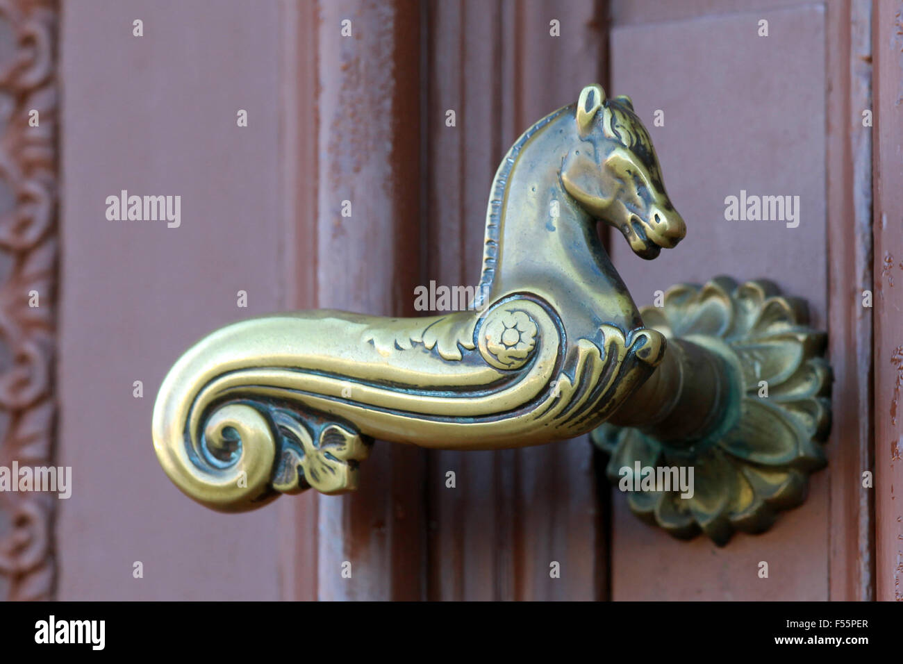 24.02.2015, Neustadt (Dosse), Brandenburg, Deutschland - Tuerklinke in Form eines Pferdes in einer Tür der Landstallmeister-Haus. 00S150224D301CAROEX. JPG - nicht für den Verkauf in G E R M A N Y, A U S T R I A S W I T Z E R L A N D [MODEL-RELEASE: nicht anwendbar, PROPERTY-RELEASE: kein (C) Caro Fotoagentur / Sorge, http://www.caro-images.pl, info@carofoto.pl - bei der Verwendung von des Bilds nicht-journalistischen Zwecken kontaktieren Sie bitte die Agentur - das Bild unterliegt GEMA!] Stockfoto