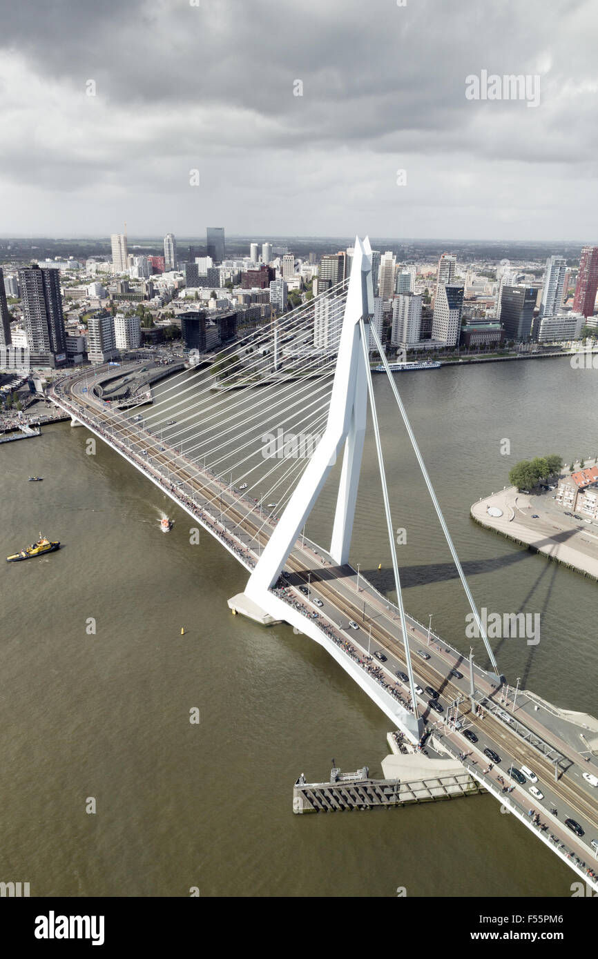 Luftbild auf der Erasmus-Brücke und die Innenstadt von Rotterdam. Stockfoto