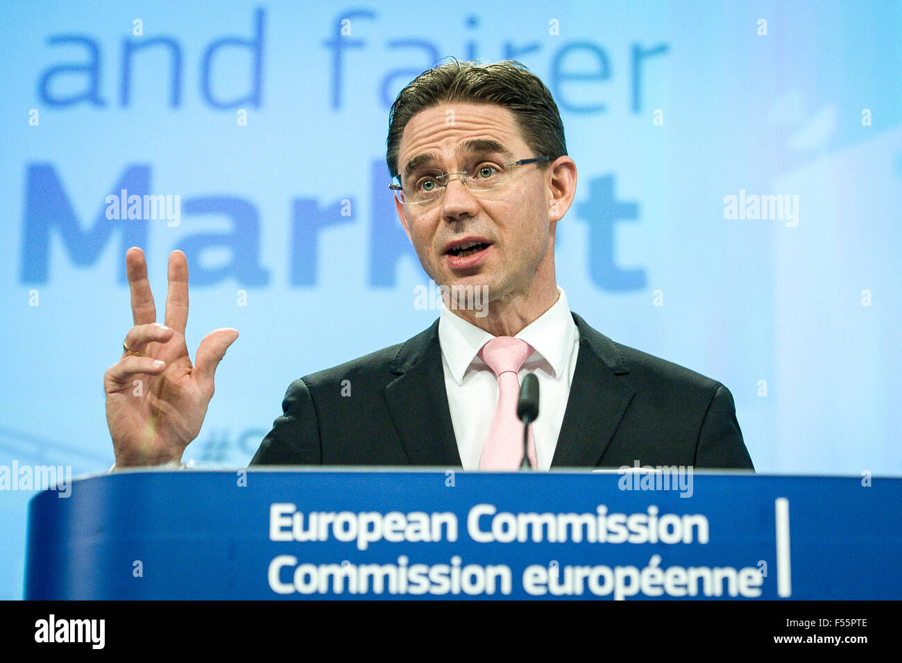 Brüssel, Bxl, Belgien. 28. Oktober 2015. Jyrki Katainen, Vize-Präsident der Europäischen Kommission für Beschäftigung, Wachstum, Investitionen und Wettbewerbsfähigkeit hält eine Pressekonferenz zur Steigerung der Europäische Binnenmarkt in Brüssel auf 28.10.2015, die die Europäische Kommission will ausgleichen Zugang und Preise der Produkte und Dienstleistungen rund um die 28-Land-Block, Start-ups zu fördern und steigern der sharing Economy. von Wiktor Dabkowski © Wiktor Dabkowski/ZUMA Draht/Alamy Live-Nachrichten Stockfoto