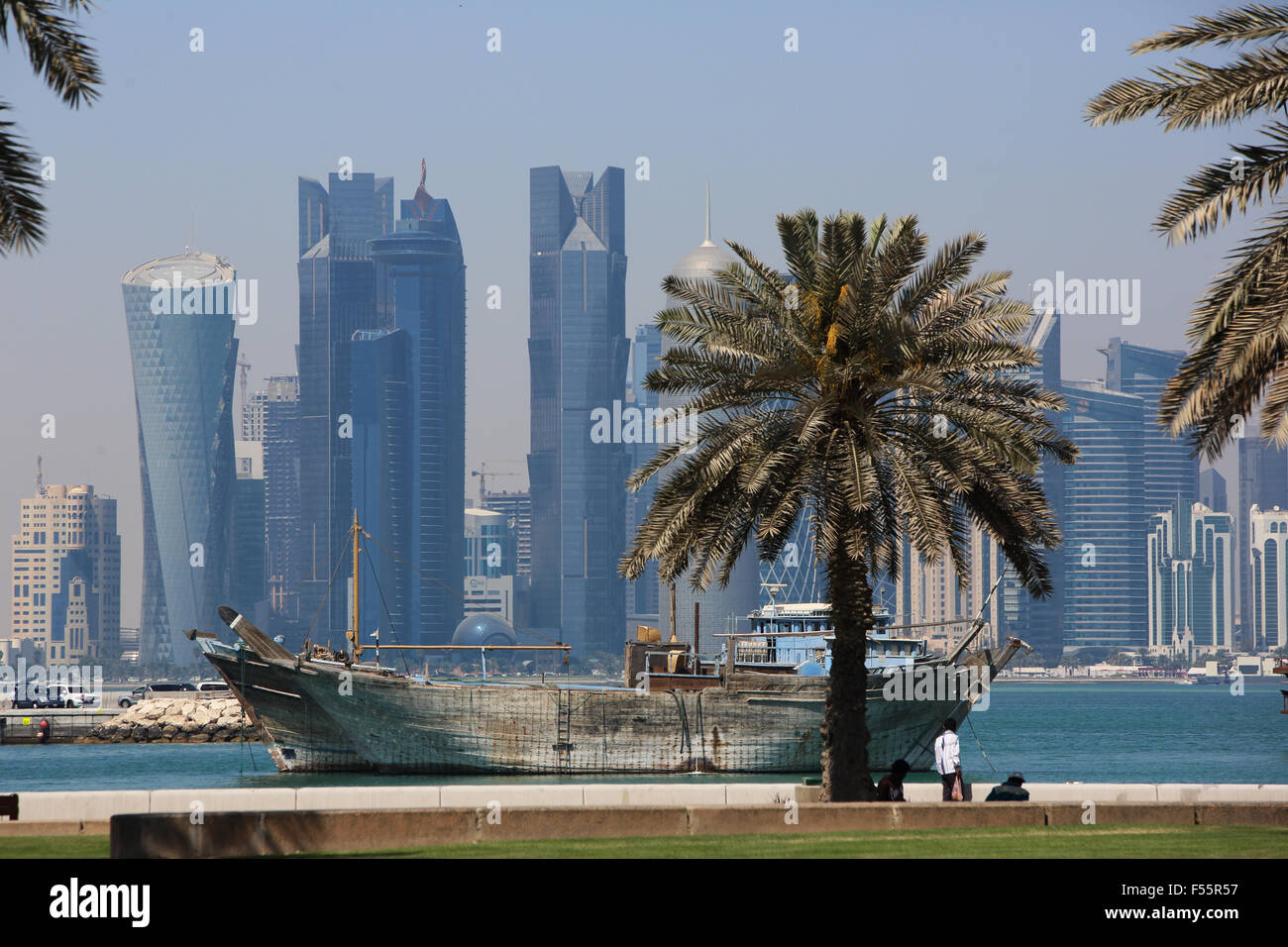 07.03.2015, Doha, Katar - Dhau vor der Skyline. 00S150307D625CAROEX. JPG - nicht für den Verkauf in G E R M A N Y, A U S T R I A S W I T Z E R L A N D [MODEL-RELEASE: Nein,, PROPERTY RELEASE: kein (C) Caro Fotoagentur / Sorge, http://www.caro-images.pl, info@carofoto.pl - bei der Verwendung von des Bilds nicht-journalistischen Zwecken kontaktieren Sie bitte die Agentur - das Bild unterliegt GEMA!] Stockfoto