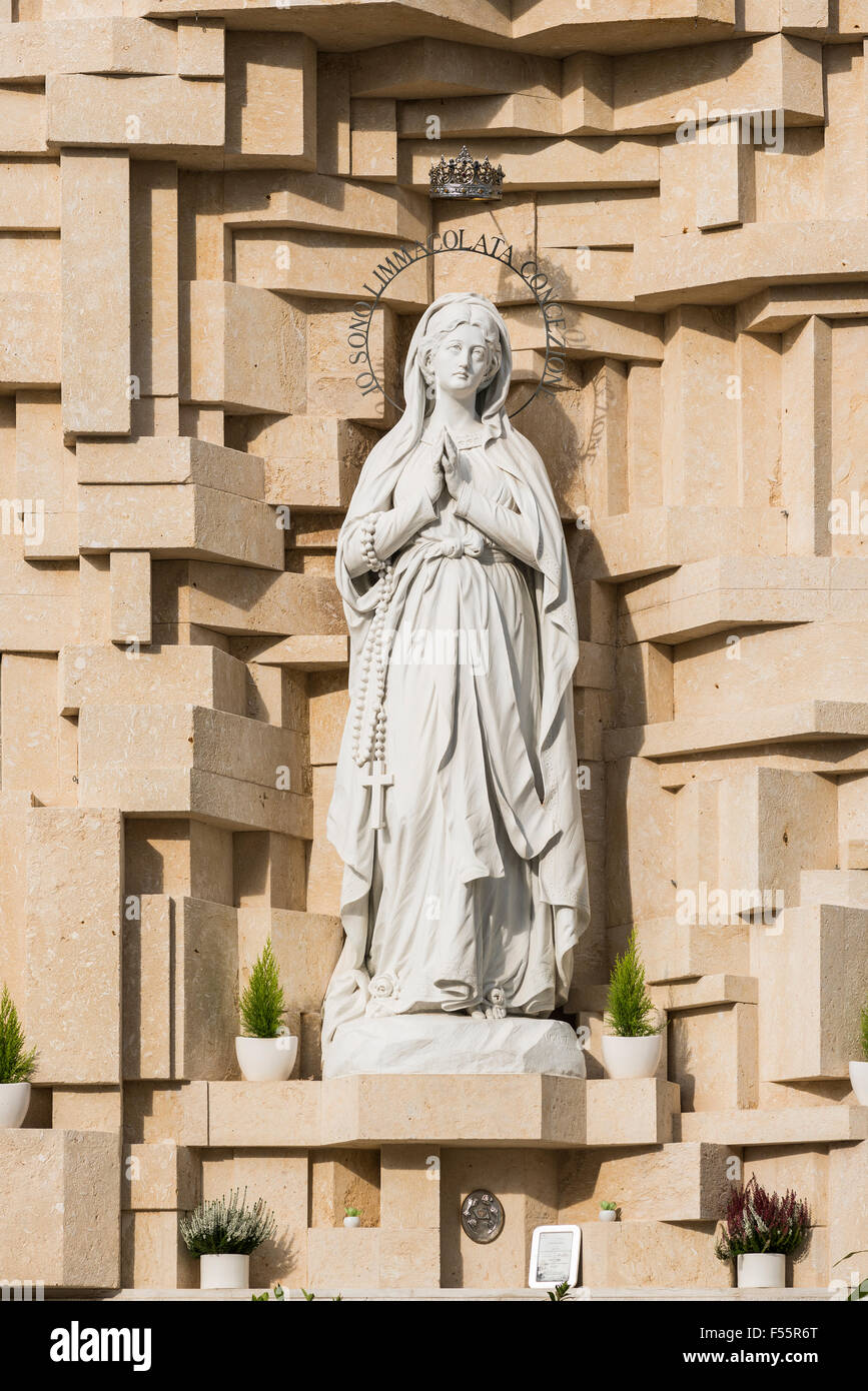 Statue der Muttergottes von Lourdes, 1908, Santuario Nostra Signora di Lourdes Kloster, Verona, Veneto, Italien Stockfoto