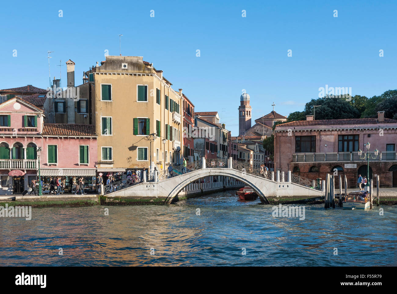 Canal Grande, Ponte De La Croce über Rio dei Tolentini, Kirche San Nicola da Tolentino hinter Viertel Santa Croce, Cannaregio Stockfoto