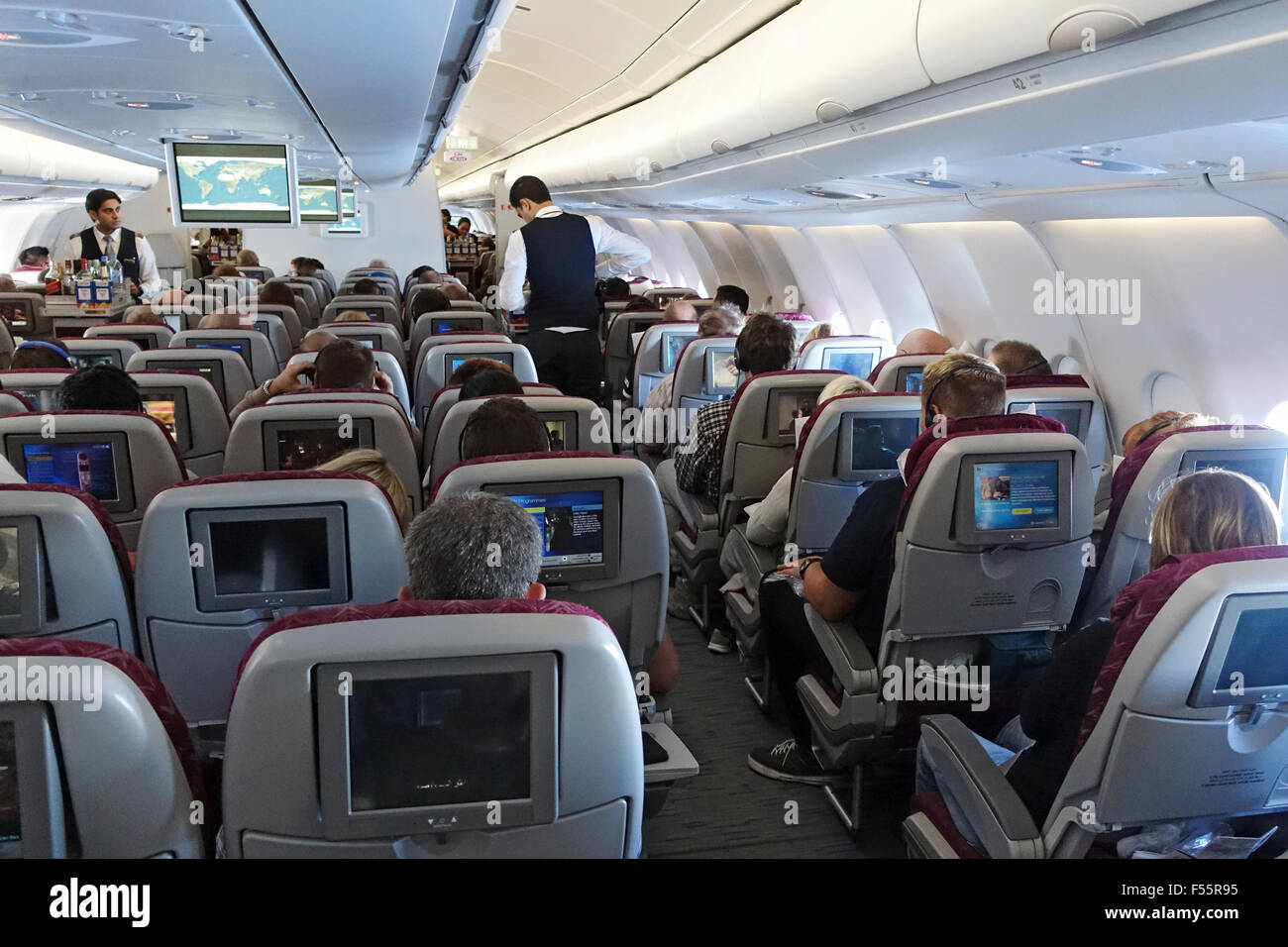 07.03.2015, Doha, Katar - Passagiere und Flugbegleiter in einer Flugzeugkabine. 00S150307D629CAROEX. JPG - nicht für den Verkauf in G E R M A N Y, A U S T R I A S W I T Z E R L A N D [MODEL-RELEASE: Nein,, PROPERTY RELEASE: kein (C) Caro Fotoagentur / Sorge, http://www.caro-images.pl, info@carofoto.pl - bei der Verwendung von des Bilds nicht-journalistischen Zwecken kontaktieren Sie bitte die Agentur - das Bild unterliegt GEMA!] Stockfoto