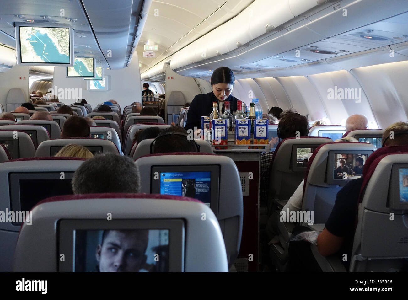 07.03.2015, Doha, Katar - Passagiere und Flugbegleiter in einer Flugzeugkabine. 00S150307D630CAROEX. JPG - nicht für den Verkauf in G E R M A N Y, A U S T R I A S W I T Z E R L A N D [MODEL-RELEASE: Nein,, PROPERTY RELEASE: kein (C) Caro Fotoagentur / Sorge, http://www.caro-images.pl, info@carofoto.pl - bei der Verwendung von des Bilds nicht-journalistischen Zwecken kontaktieren Sie bitte die Agentur - das Bild unterliegt GEMA!] Stockfoto