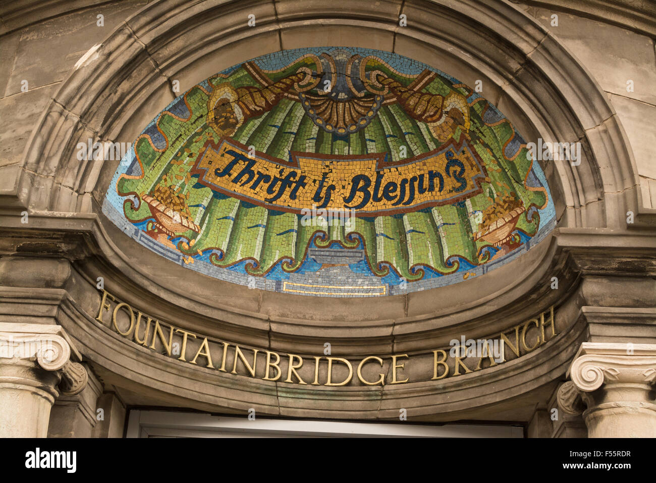 "Sparsamkeit ist Segen" Mosaik über Eingang zu Lloyds TSB Fountainbridge Branch, Edinburgh, Scotland, UK Stockfoto