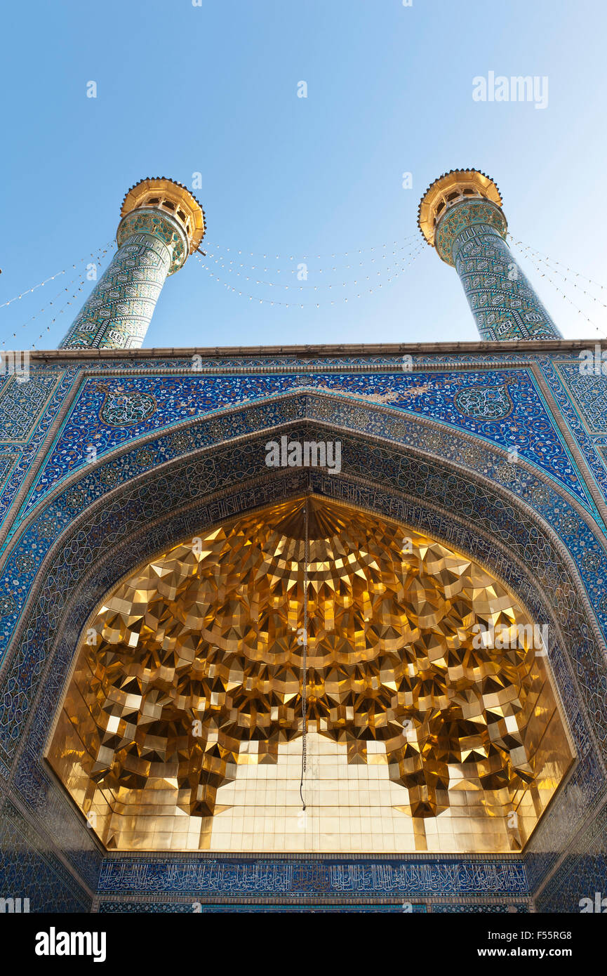 Bunt verzierten Minaretten Gateway Ivan verziert mit goldenen Stalaktiten, Fatima Masumeh Shrine Stockfoto