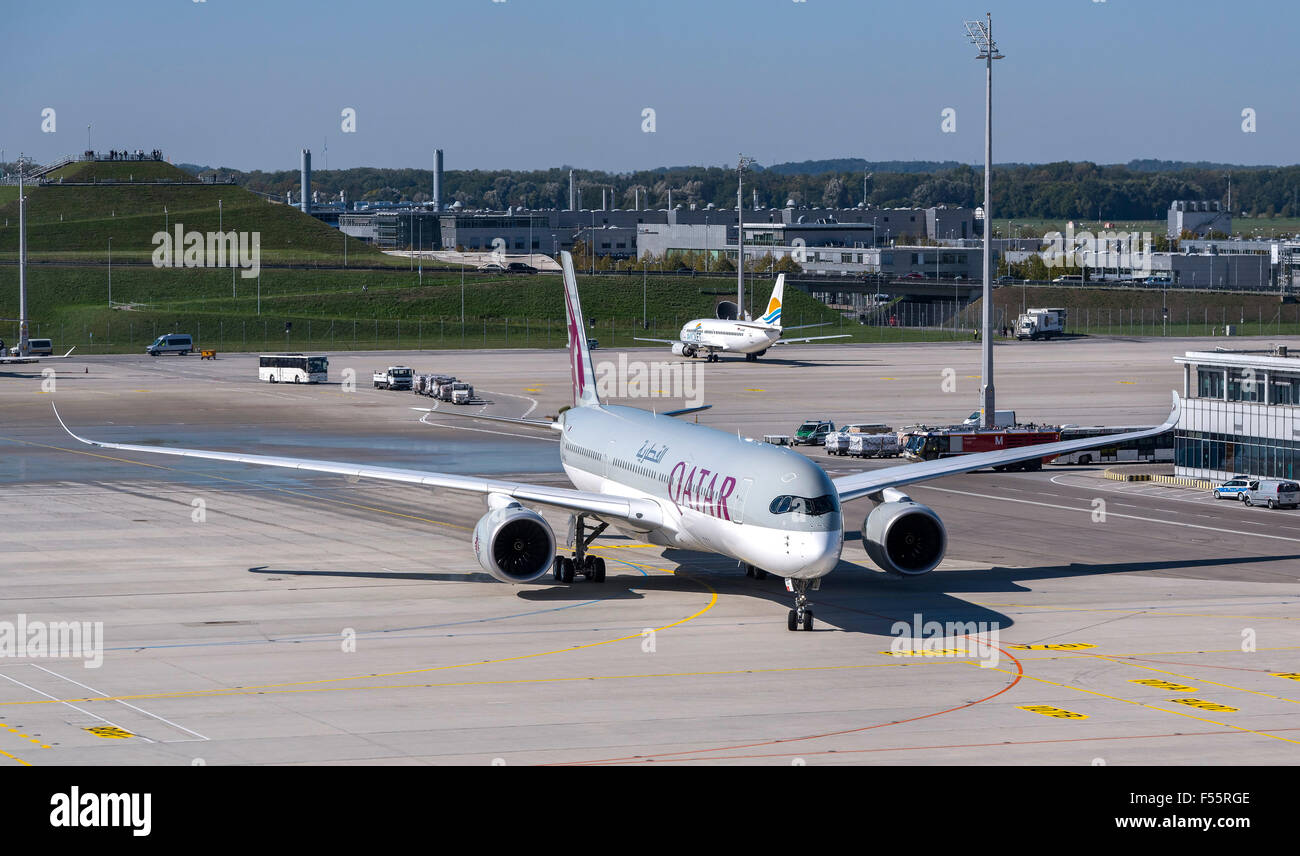 Qatar Airways Airbus A350 XWB auf dem Vorfeld, München Flughafen, Bayern, Deutschland Stockfoto
