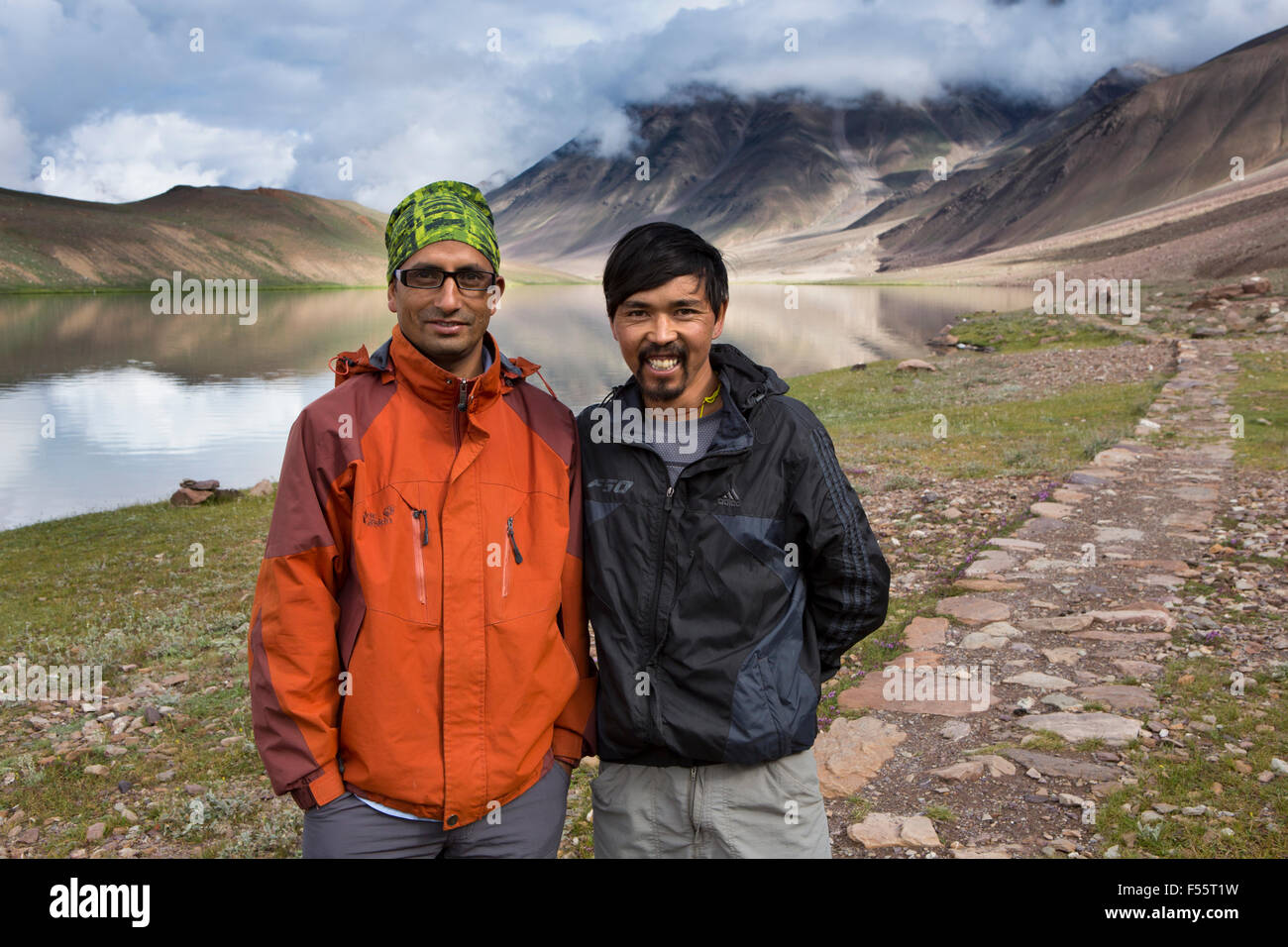 Indien, Himachal Pradesh, Spiti, Chandra Taal, Full Moon Lake, lokalen Fahrer & Leitfaden für frühmorgens Bild posieren Stockfoto