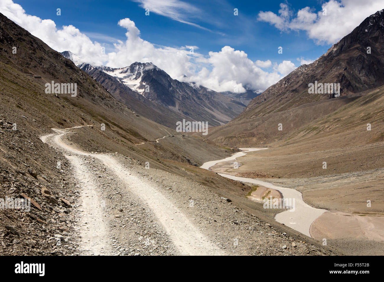 Indien, Himachal Pradesh, Spiti, Chandra Taal, rauhe Straße nach La Kunzum-Pass über Chandra Fluss Stockfoto