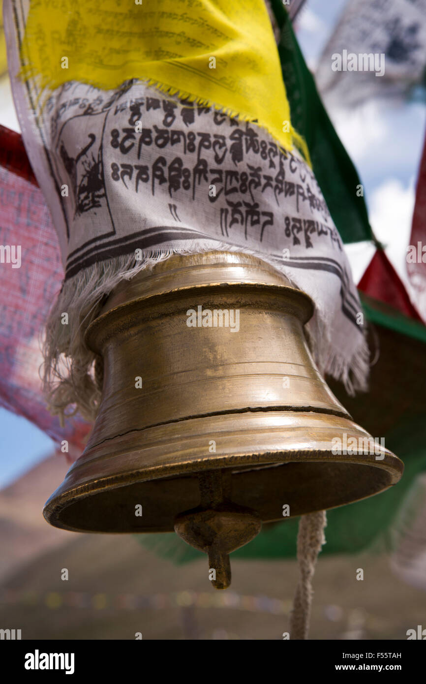 Kunzum La, Spiti, Himachal Pradesh, Indien übergeben, Messingglocke Kunzum Mata Tempel und buddhistische Gebetsfahnen Stockfoto