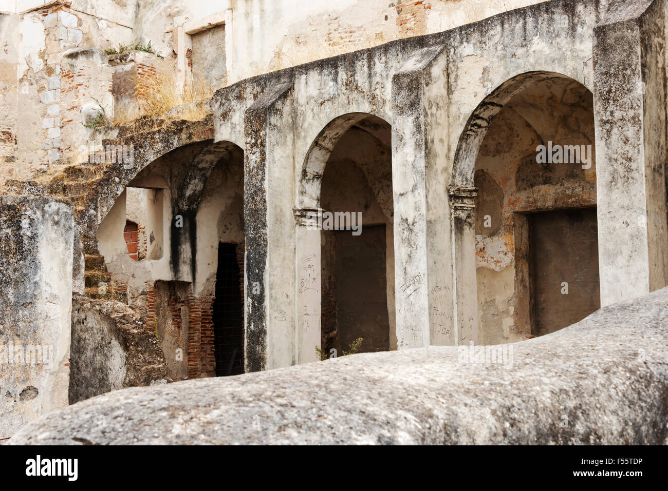 Bögen aus alten Abtei von Moura Burg in Portugal Stockfoto