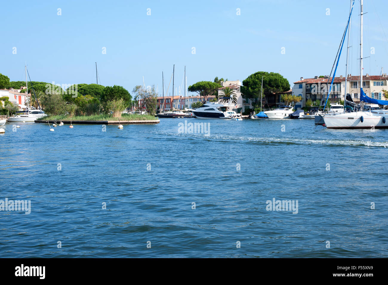 Waterfront-Gebäude und Yachten in Port Grimaud, Côte d ' Azur, Frankreich Stockfoto