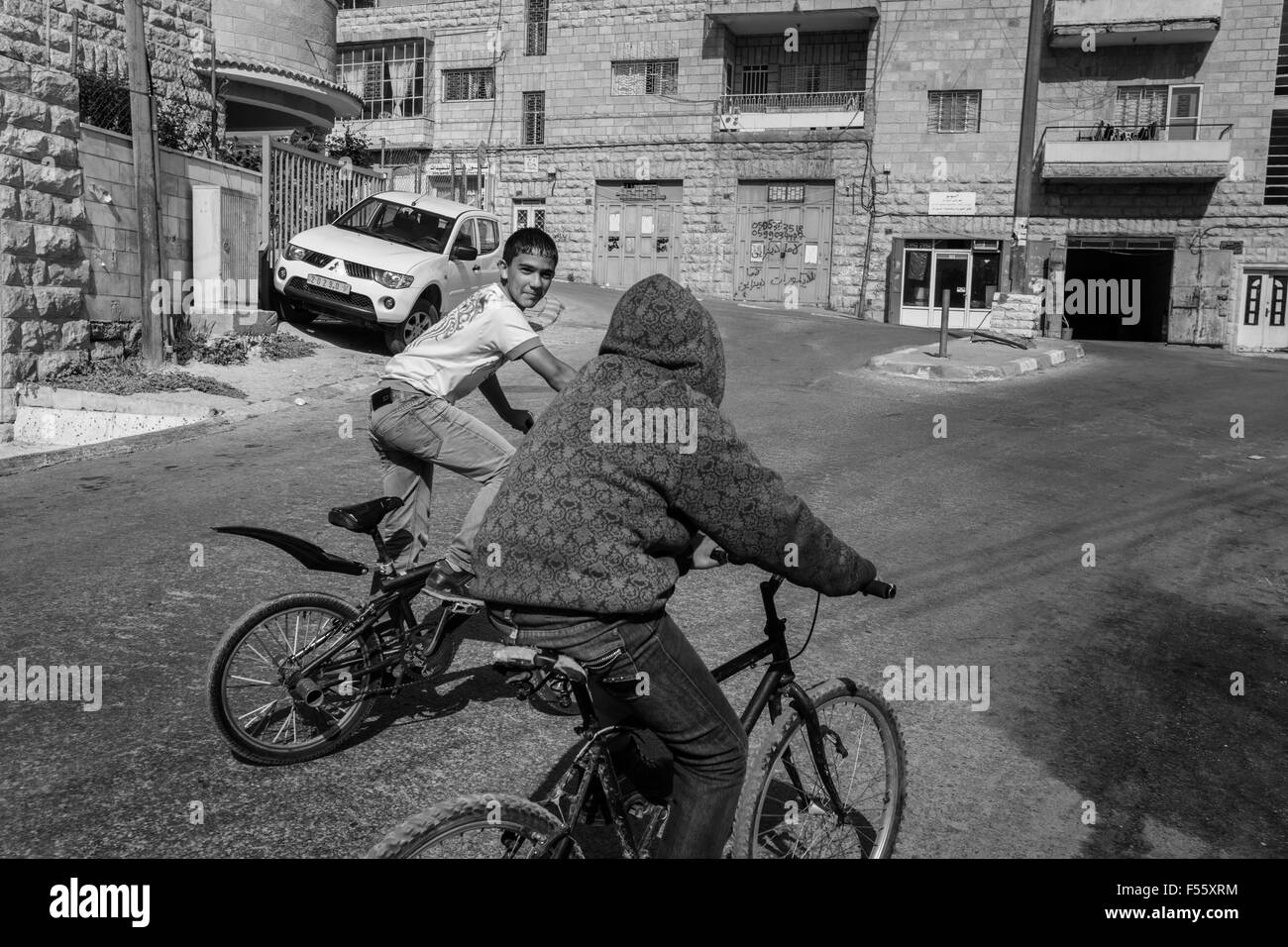 Jungen Fahrrad, Bethlehem Seitenstraßen, Westjordanland Stockfoto