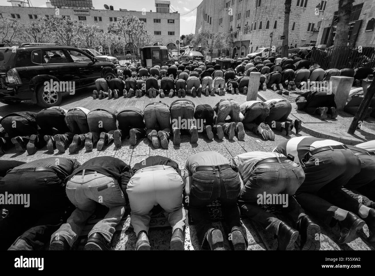 Männer-Gebet in der Straße, Bethlehem Stockfoto
