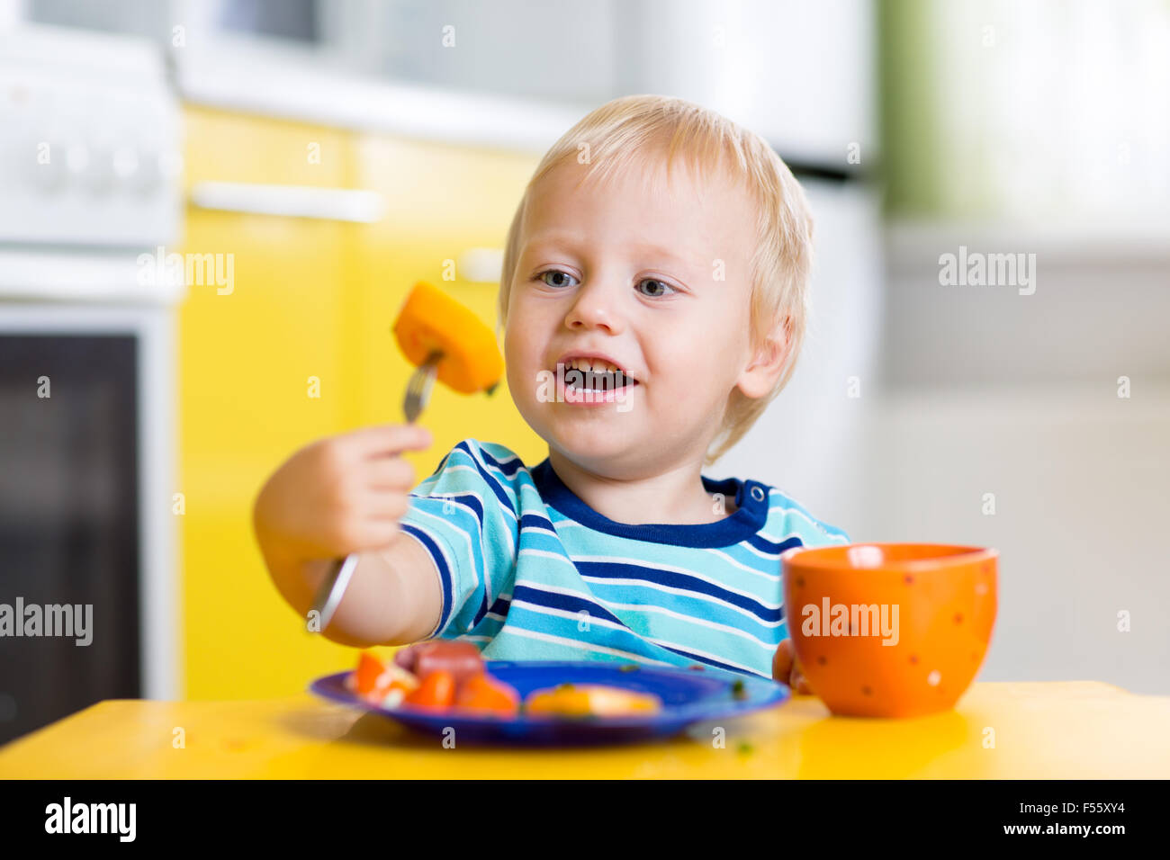 Nettes Kind junge isst gesund essen Gemüse Stockfoto