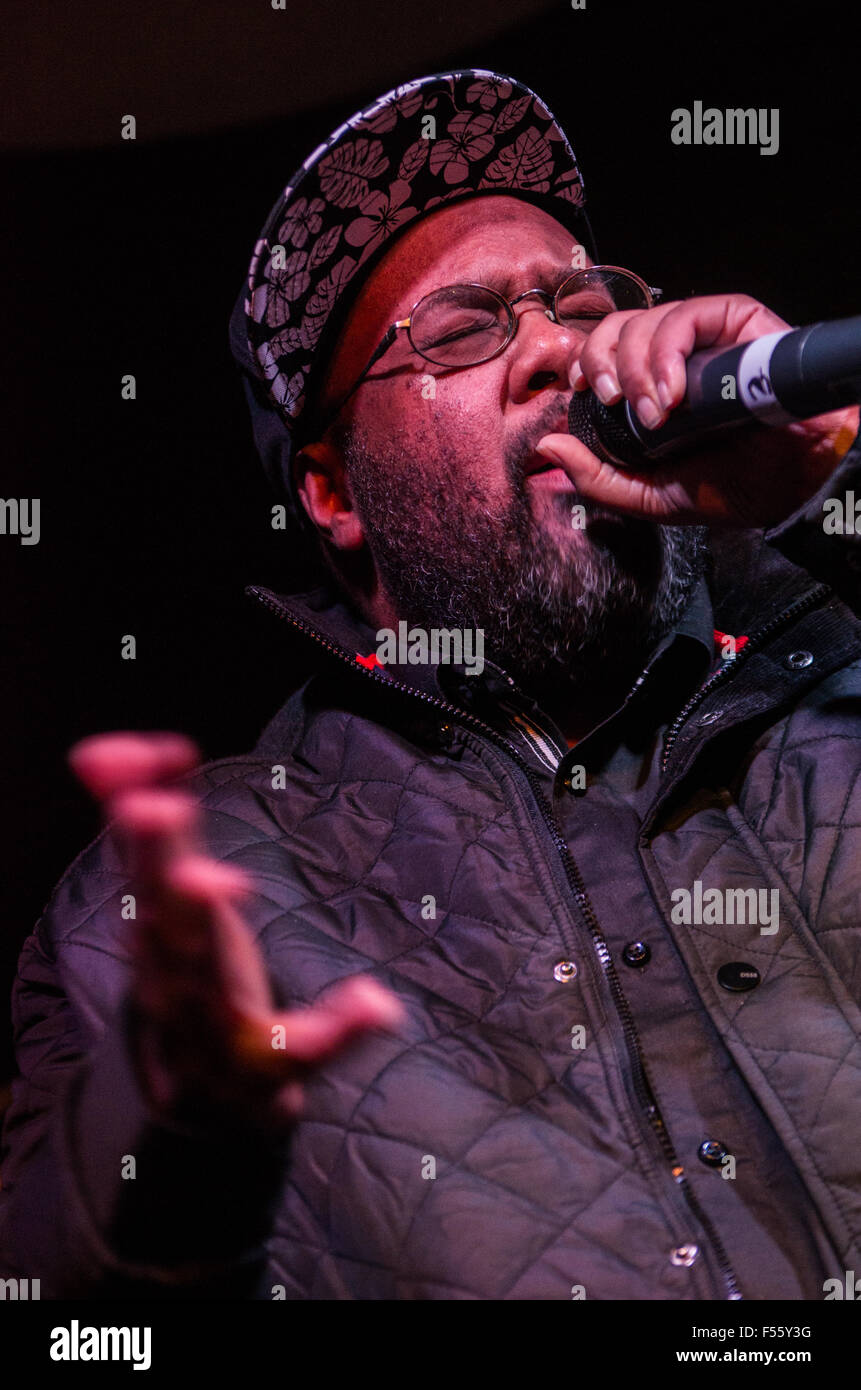 Newcastle, UK. 27. Oktober 2015. Mundwerk aus der Hip-Hop-Gruppe führt Blackalicious live bei The Cluny, Newcastle Upon Tyne, England am 27. Oktober 2015. Blackalicious ist ein US-amerikanisches Hip-Hop-Duo aus Sacramento, Kalifornien. Bestehend aus Rapper Mundwerk und DJ/Produzent Chief Xcel. Bildnachweis: Nicholas Wesson/Alamy Live-Nachrichten Stockfoto