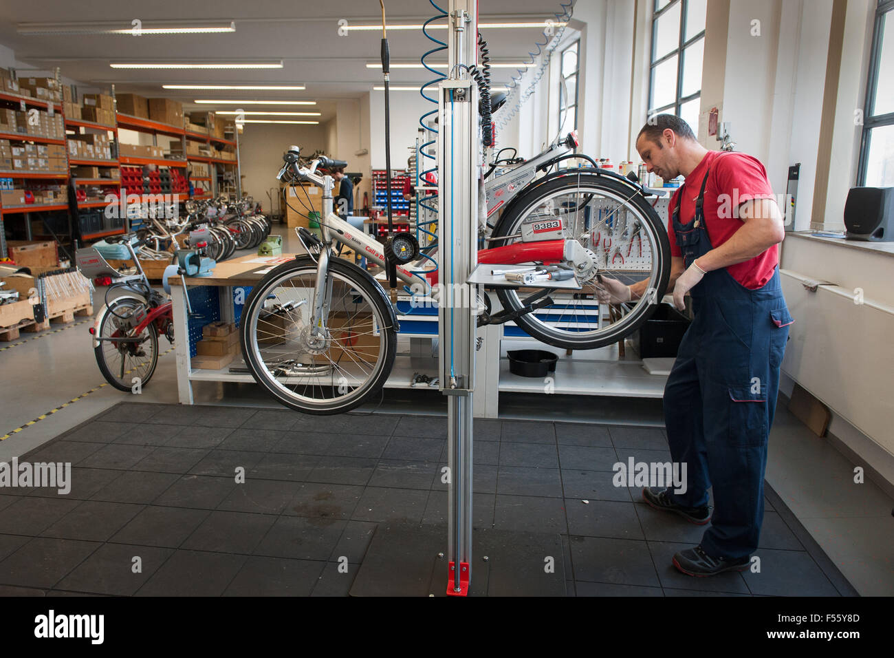 28.01.2015, Berlin, Berlin, Deutschland - Deutsche Bahn bietet einem Blick hinter die Kulissen beim Aufruf ein Fahrrad, das Stadtrad für Berlin. Seit 2002 sind die Stadtfahrräder auf den Straßen von Berlin unterwegs. 00Y150128D054CAROEX. JPG - nicht für den Verkauf in G E R M A N Y, A U S T R I A S W I T Z E R L A N D [MODEL-RELEASE: Nein, PROPERTY-RELEASE: kein (C) Caro Fotoagentur / Teich, http://www.caro-images.pl, info@carofoto.pl - bei der Verwendung von des Bilds nicht-journalistischen Zwecken kontaktieren Sie bitte die Agentur - das Bild unterliegt GEMA!] Stockfoto