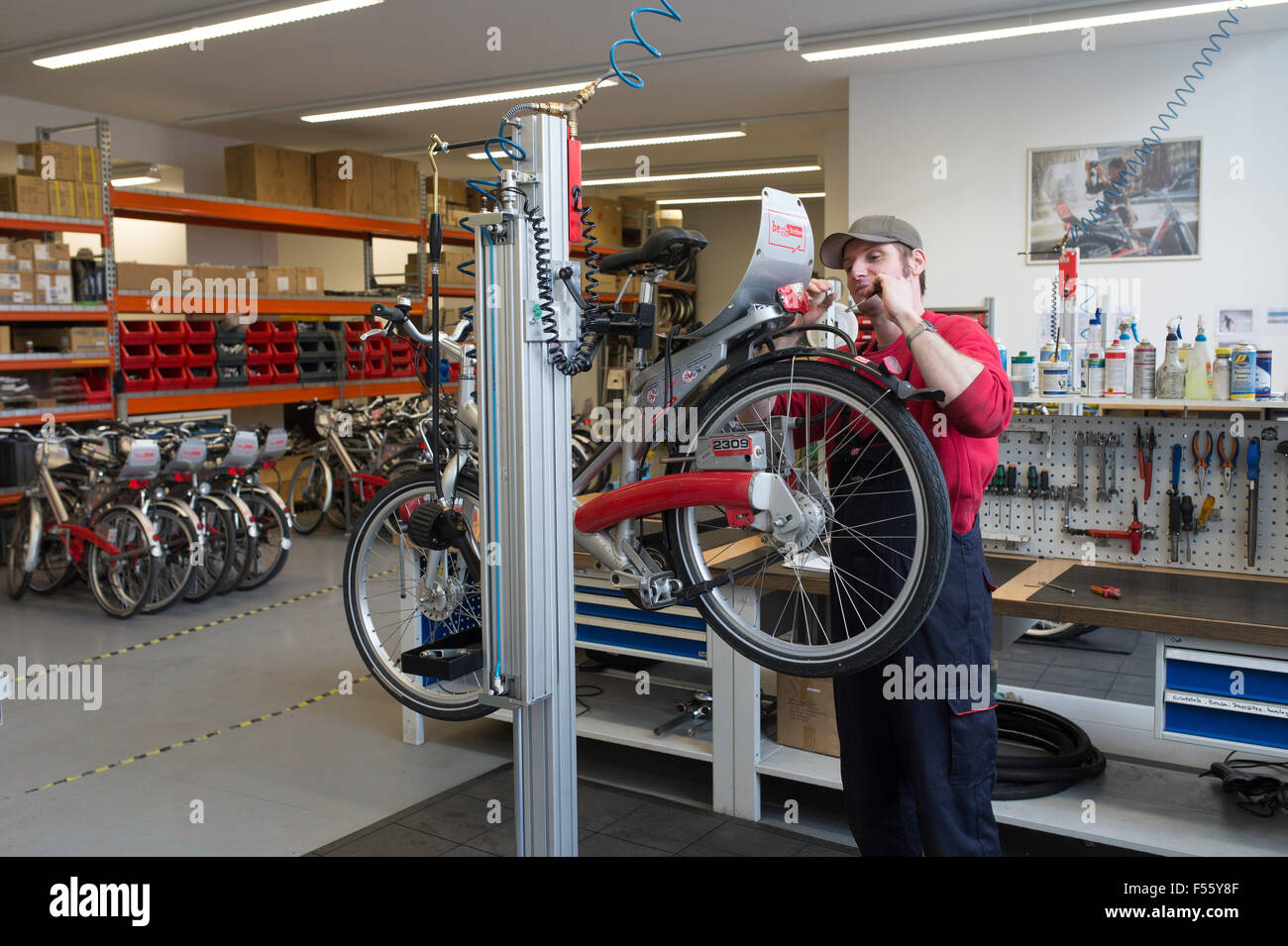 28.01.2015, Berlin, Berlin, Deutschland - Deutsche Bahn bietet einem Blick hinter die Kulissen beim Aufruf ein Fahrrad, das Stadtrad für Berlin. Seit 2002 sind die Stadtfahrräder auf den Straßen von Berlin unterwegs. 00Y150128D055CAROEX. JPG - nicht für den Verkauf in G E R M A N Y, A U S T R I A S W I T Z E R L A N D [MODEL-RELEASE: Nein, PROPERTY-RELEASE: kein (C) Caro Fotoagentur / Teich, http://www.caro-images.pl, info@carofoto.pl - bei der Verwendung von des Bilds nicht-journalistischen Zwecken kontaktieren Sie bitte die Agentur - das Bild unterliegt GEMA!] Stockfoto