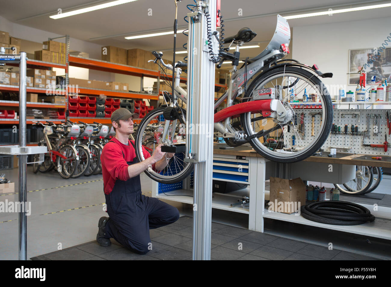 28.01.2015, Berlin, Berlin, Deutschland - Deutsche Bahn bietet einem Blick hinter die Kulissen beim Aufruf ein Fahrrad, das Stadtrad für Berlin. Seit 2002 sind die Stadtfahrräder auf den Straßen von Berlin unterwegs. 00Y150128D056CAROEX. JPG - nicht für den Verkauf in G E R M A N Y, A U S T R I A S W I T Z E R L A N D [MODEL-RELEASE: Nein, PROPERTY-RELEASE: kein (C) Caro Fotoagentur / Teich, http://www.caro-images.pl, info@carofoto.pl - bei der Verwendung von des Bilds nicht-journalistischen Zwecken kontaktieren Sie bitte die Agentur - das Bild unterliegt GEMA!] Stockfoto