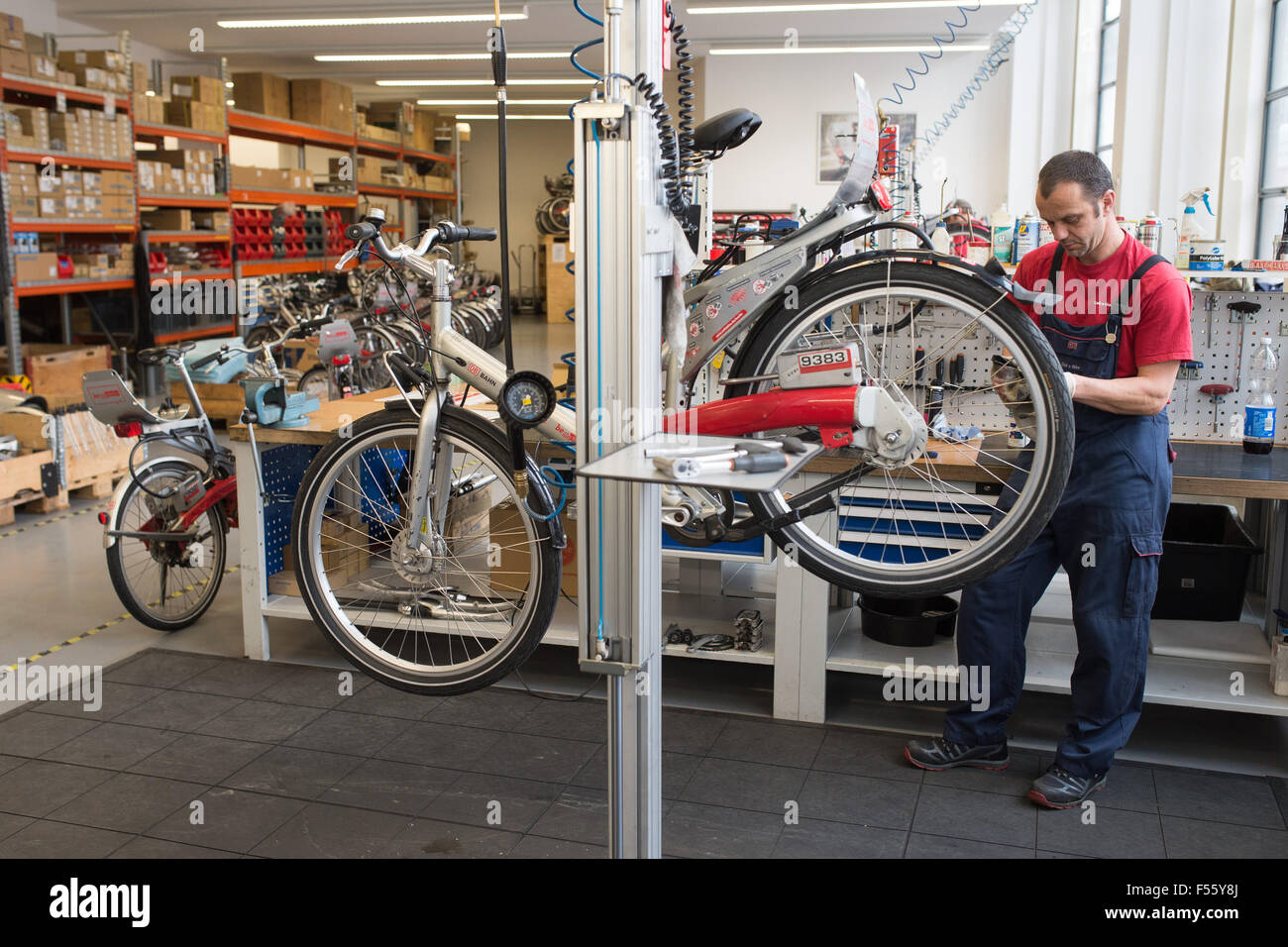 28.01.2015, Berlin, Berlin, Deutschland - Deutsche Bahn bietet einem Blick hinter die Kulissen beim Aufruf ein Fahrrad, das Stadtrad für Berlin. Seit 2002 sind die Stadtfahrräder auf den Straßen von Berlin unterwegs. 00Y150128D057CAROEX. JPG - nicht für den Verkauf in G E R M A N Y, A U S T R I A S W I T Z E R L A N D [MODEL-RELEASE: Nein, PROPERTY-RELEASE: kein (C) Caro Fotoagentur / Teich, http://www.caro-images.pl, info@carofoto.pl - bei der Verwendung von des Bilds nicht-journalistischen Zwecken kontaktieren Sie bitte die Agentur - das Bild unterliegt GEMA!] Stockfoto