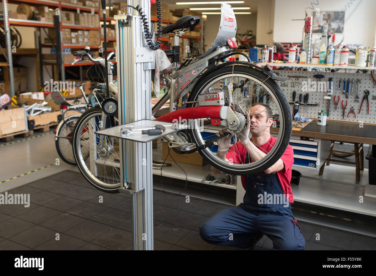 28.01.2015, Berlin, Berlin, Deutschland - Deutsche Bahn bietet einem Blick hinter die Kulissen beim Aufruf ein Fahrrad, das Stadtrad für Berlin. Seit 2002 sind die Stadtfahrräder auf den Straßen von Berlin unterwegs. 00Y150128D059CAROEX. JPG - nicht für den Verkauf in G E R M A N Y, A U S T R I A S W I T Z E R L A N D [MODEL-RELEASE: Nein, PROPERTY-RELEASE: kein (C) Caro Fotoagentur / Teich, http://www.caro-images.pl, info@carofoto.pl - bei der Verwendung von des Bilds nicht-journalistischen Zwecken kontaktieren Sie bitte die Agentur - das Bild unterliegt GEMA!] Stockfoto