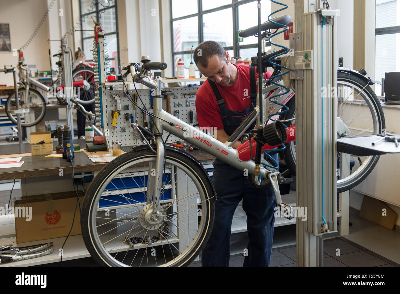 28.01.2015, Berlin, Berlin, Deutschland - Deutsche Bahn bietet einem Blick hinter die Kulissen beim Aufruf ein Fahrrad, das Stadtrad für Berlin. Seit 2002 sind die Stadtfahrräder auf den Straßen von Berlin unterwegs. 00Y150128D060CAROEX. JPG - nicht für den Verkauf in G E R M A N Y, A U S T R I A S W I T Z E R L A N D [MODEL-RELEASE: Nein, PROPERTY-RELEASE: kein (C) Caro Fotoagentur / Teich, http://www.caro-images.pl, info@carofoto.pl - bei der Verwendung von des Bilds nicht-journalistischen Zwecken kontaktieren Sie bitte die Agentur - das Bild unterliegt GEMA!] Stockfoto