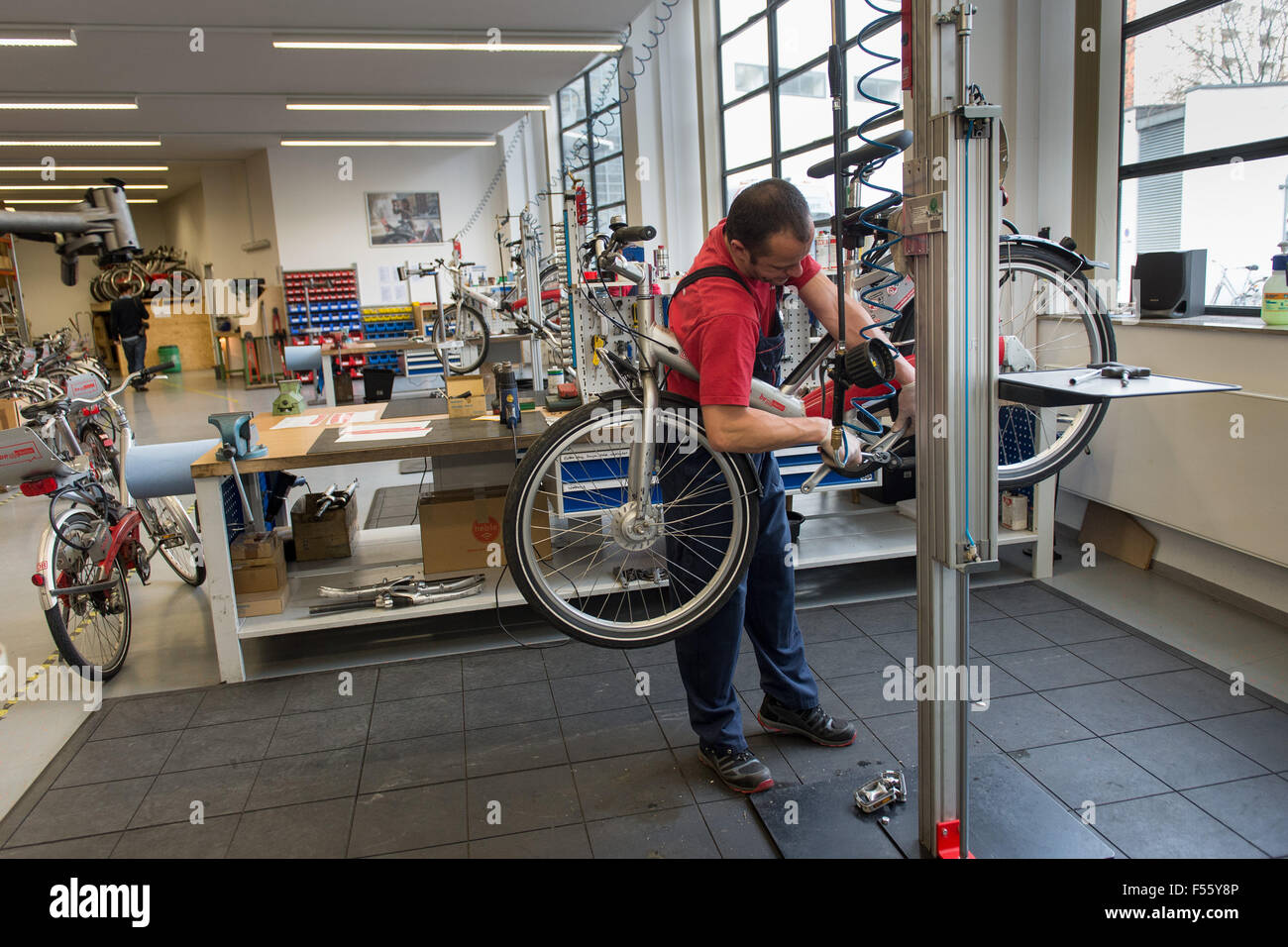 28.01.2015, Berlin, Berlin, Deutschland - Deutsche Bahn bietet einem Blick hinter die Kulissen beim Aufruf ein Fahrrad, das Stadtrad für Berlin. Seit 2002 sind die Stadtfahrräder auf den Straßen von Berlin unterwegs. 00Y150128D062CAROEX. JPG - nicht für den Verkauf in G E R M A N Y, A U S T R I A S W I T Z E R L A N D [MODEL-RELEASE: Nein, PROPERTY-RELEASE: kein (C) Caro Fotoagentur / Teich, http://www.caro-images.pl, info@carofoto.pl - bei der Verwendung von des Bilds nicht-journalistischen Zwecken kontaktieren Sie bitte die Agentur - das Bild unterliegt GEMA!] Stockfoto