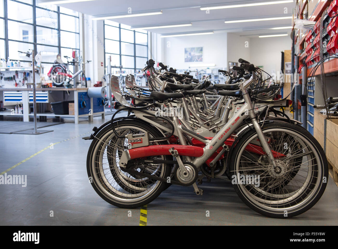 28.01.2015, Berlin, Berlin, Deutschland - Deutsche Bahn bietet einem Blick hinter die Kulissen beim Aufruf ein Fahrrad, das Stadtrad für Berlin. Seit 2002 sind die Stadtfahrräder auf den Straßen von Berlin unterwegs. 00Y150128D063CAROEX. JPG - nicht für den Verkauf in G E R M A N Y, A U S T R I A S W I T Z E R L A N D [MODEL-RELEASE: nicht anwendbar, PROPERTY-RELEASE: kein (C) Caro Fotoagentur / Teich, http://www.caro-images.pl, info@carofoto.pl - bei der Verwendung von des Bilds nicht-journalistischen Zwecken kontaktieren Sie bitte die Agentur - das Bild unterliegt GEMA!] Stockfoto