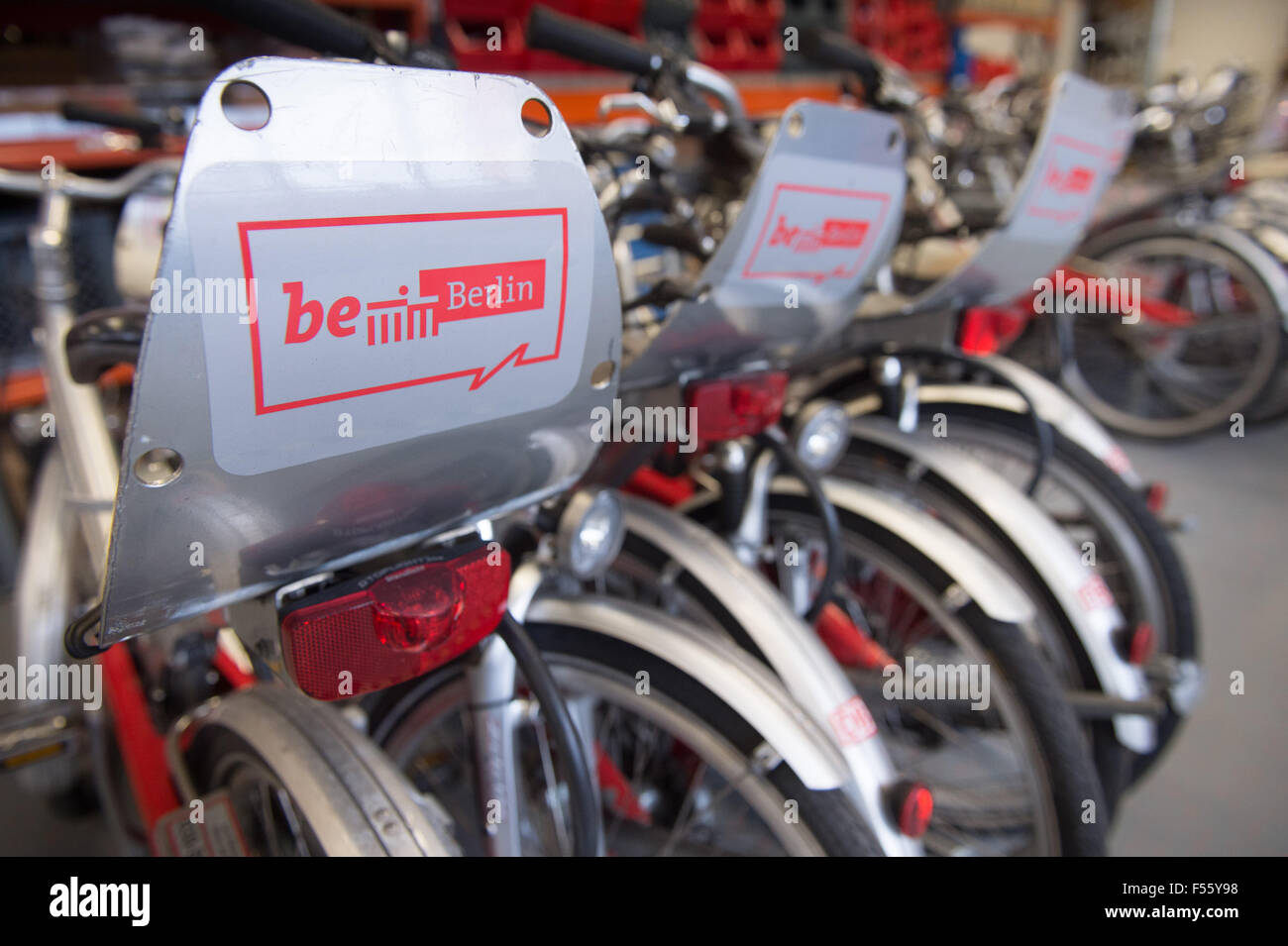 28.01.2015, Berlin, Berlin, Deutschland - Deutsche Bahn bietet einem Blick hinter die Kulissen beim Aufruf ein Fahrrad, das Stadtrad für Berlin. Seit 2002 sind die Stadtfahrräder auf den Straßen von Berlin unterwegs. 00Y150128D068CAROEX. JPG - nicht für den Verkauf in G E R M A N Y, A U S T R I A S W I T Z E R L A N D [MODEL-RELEASE: nicht anwendbar, PROPERTY-RELEASE: kein (C) Caro Fotoagentur / Teich, http://www.caro-images.pl, info@carofoto.pl - bei der Verwendung von des Bilds nicht-journalistischen Zwecken kontaktieren Sie bitte die Agentur - das Bild unterliegt GEMA!] Stockfoto