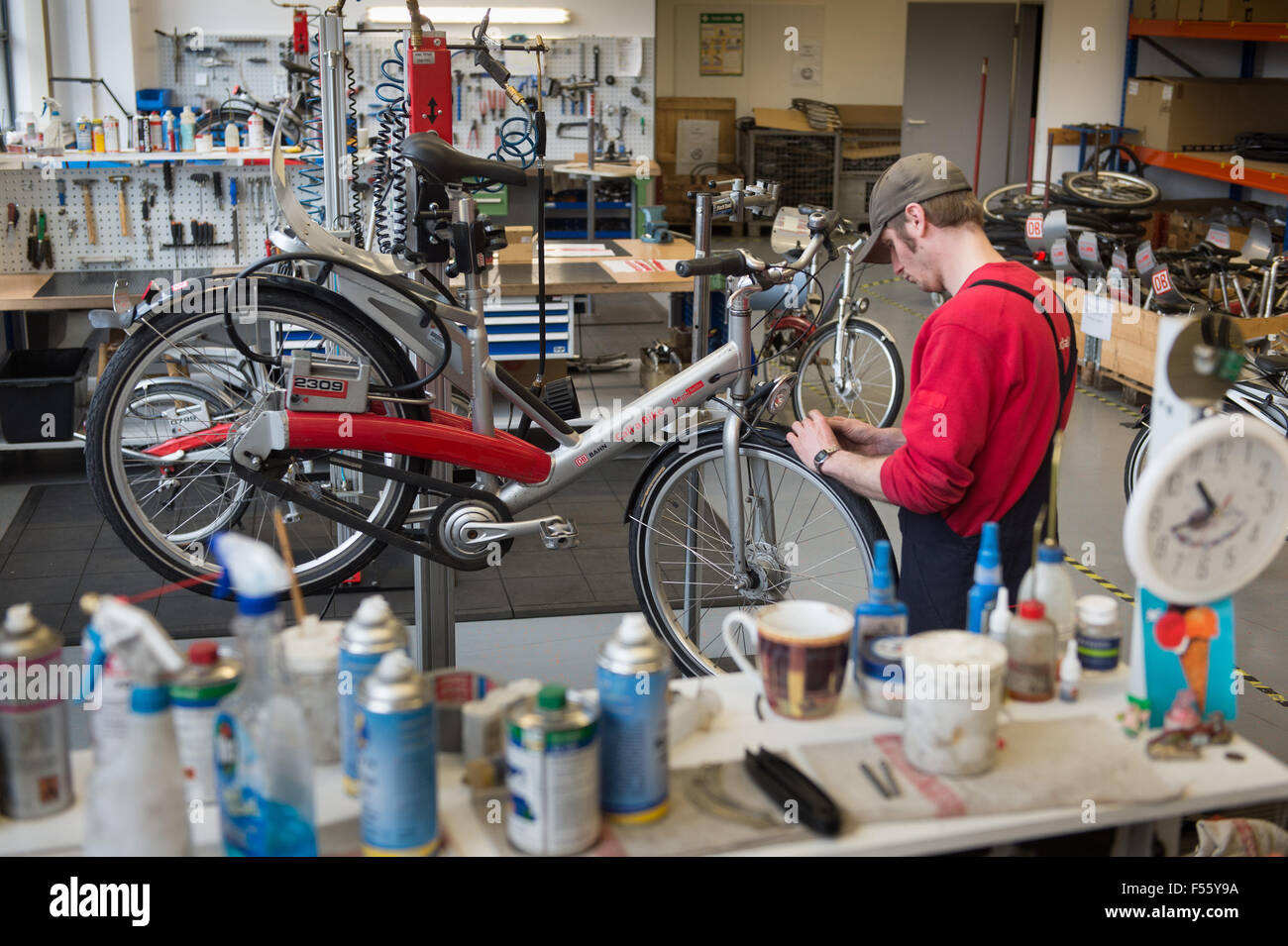 28.01.2015, Berlin, Berlin, Deutschland - Deutsche Bahn bietet einem Blick hinter die Kulissen beim Aufruf ein Fahrrad, das Stadtrad für Berlin. Seit 2002 sind die Stadtfahrräder auf den Straßen von Berlin unterwegs. 00Y150128D070CAROEX. JPG - nicht für den Verkauf in G E R M A N Y, A U S T R I A S W I T Z E R L A N D [MODEL-RELEASE: Nein, PROPERTY-RELEASE: kein (C) Caro Fotoagentur / Teich, http://www.caro-images.pl, info@carofoto.pl - bei der Verwendung von des Bilds nicht-journalistischen Zwecken kontaktieren Sie bitte die Agentur - das Bild unterliegt GEMA!] Stockfoto