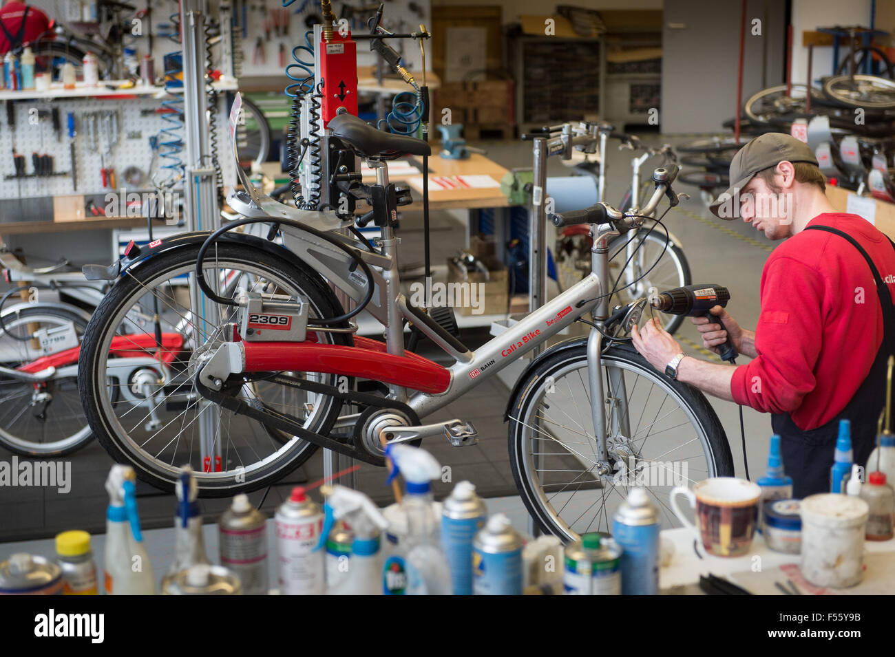 28.01.2015, Berlin, Berlin, Deutschland - Deutsche Bahn bietet einem Blick hinter die Kulissen beim Aufruf ein Fahrrad, das Stadtrad für Berlin. Seit 2002 sind die Stadtfahrräder auf den Straßen von Berlin unterwegs. 00Y150128D071CAROEX. JPG - nicht für den Verkauf in G E R M A N Y, A U S T R I A S W I T Z E R L A N D [MODEL-RELEASE: Nein, PROPERTY-RELEASE: kein (C) Caro Fotoagentur / Teich, http://www.caro-images.pl, info@carofoto.pl - bei der Verwendung von des Bilds nicht-journalistischen Zwecken kontaktieren Sie bitte die Agentur - das Bild unterliegt GEMA!] Stockfoto