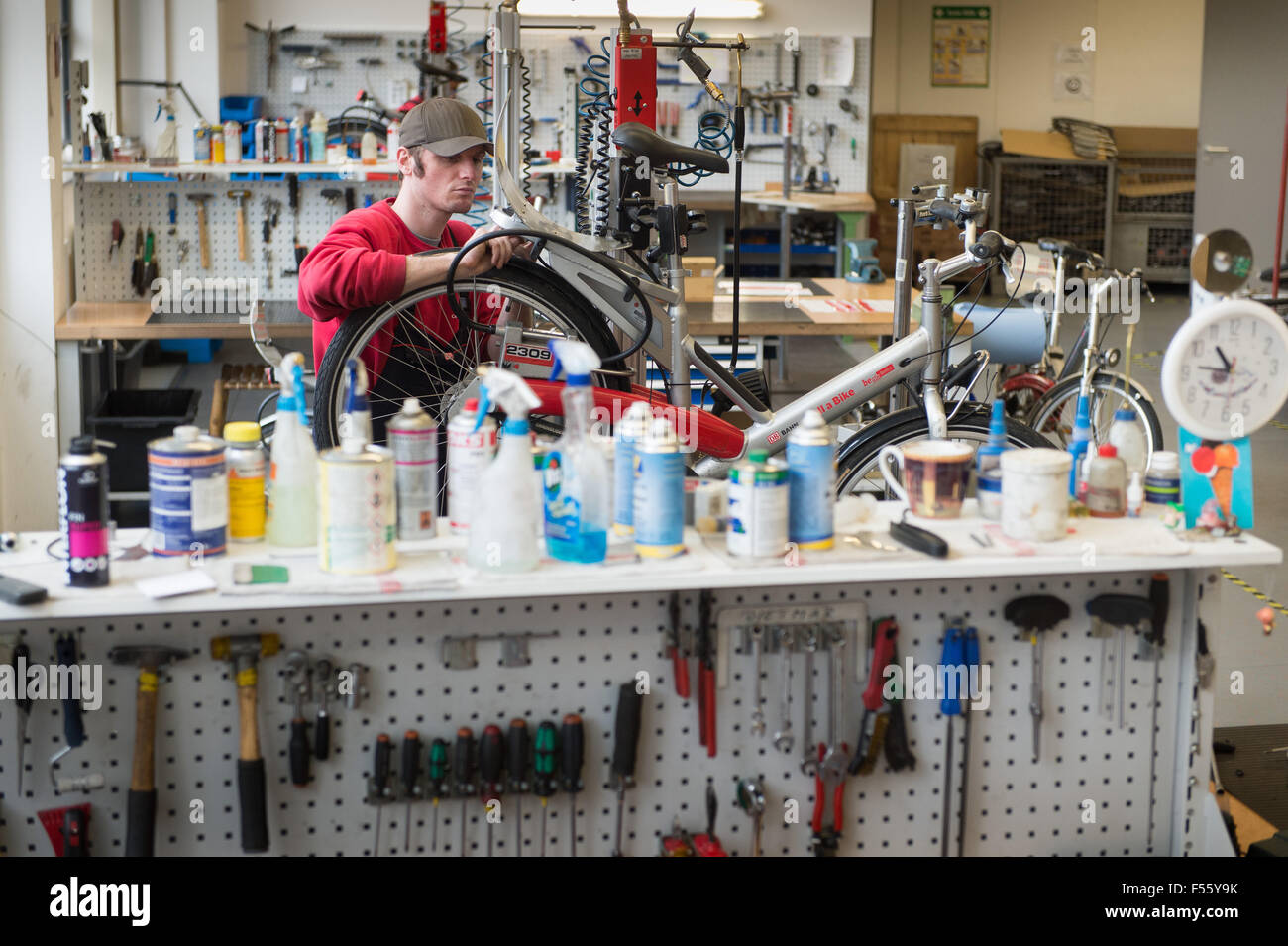 28.01.2015, Berlin, Berlin, Deutschland - Deutsche Bahn bietet einem Blick hinter die Kulissen beim Aufruf ein Fahrrad, das Stadtrad für Berlin. Seit 2002 sind die Stadtfahrräder auf den Straßen von Berlin unterwegs. 00Y150128D076CAROEX. JPG - nicht für den Verkauf in G E R M A N Y, A U S T R I A S W I T Z E R L A N D [MODEL-RELEASE: Nein, PROPERTY-RELEASE: kein (C) Caro Fotoagentur / Teich, http://www.caro-images.pl, info@carofoto.pl - bei der Verwendung von des Bilds nicht-journalistischen Zwecken kontaktieren Sie bitte die Agentur - das Bild unterliegt GEMA!] Stockfoto