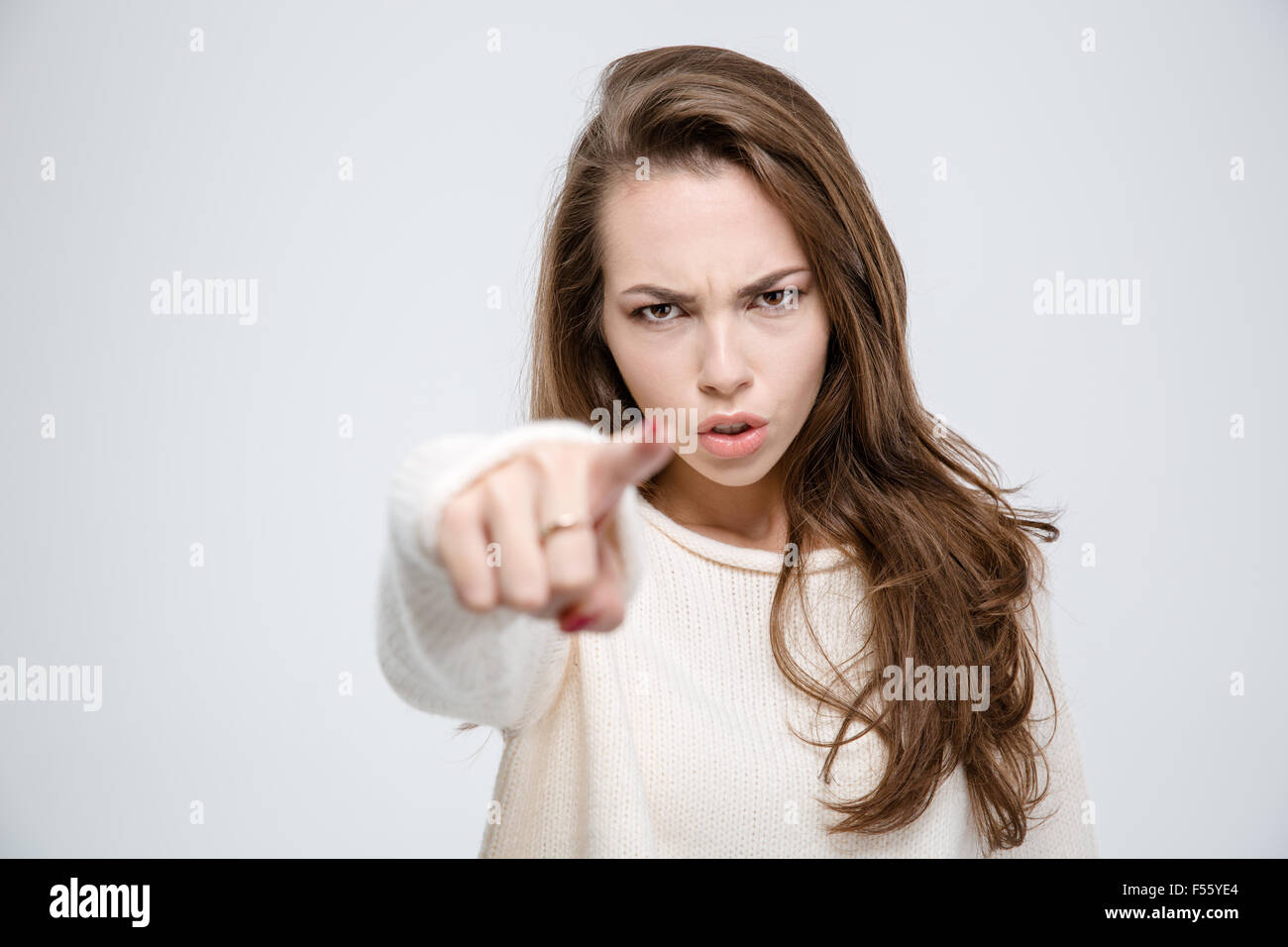 Porträt von eine junge Frau wütend Zeigefinger in die Kamera auf einem weißen Hintergrund isoliert Stockfoto