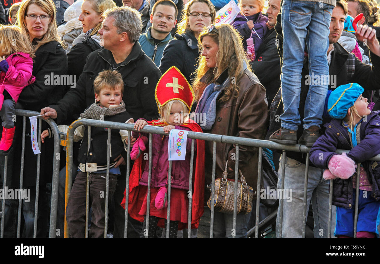 Kinder warten auf die Ankunft von Sinterklaas am traditionellen holländischen Feiertag des Sinterklaas am 5. Dezember Stockfoto