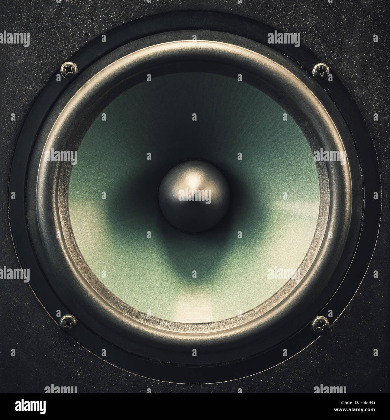 Metallisches Material von einem Subwoofer Lautsprecher, Closeup Details und einer Membran. Stockfoto
