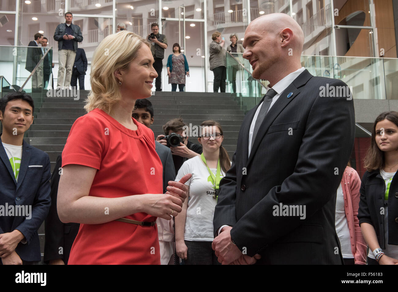 11.05.2015, Berlin, Berlin, Deutschland - Manuela Schwesig, SPD, Bundesministerin für Familie, Senioren, Frauen und Jugend und Alexander Gerst, ESA-Astronaut und UNICEF-Botschafter bei der internationalen Jugendgipfel im Rahmen der G7. 00Y150511D002CAROEX. JPG - nicht für den Verkauf in G E R M A N Y, A U S T R I A S W I T Z E R L A N D [MODEL-RELEASE: Nein, PROPERTY-RELEASE: kein (C) Caro Fotoagentur / Teich, http://www.caro-images.pl, info@carofoto.pl - bei der Verwendung von des Bilds nicht-journalistischen Zwecken kontaktieren Sie bitte die Agentur - das Bild unterliegt GEMA!] Stockfoto