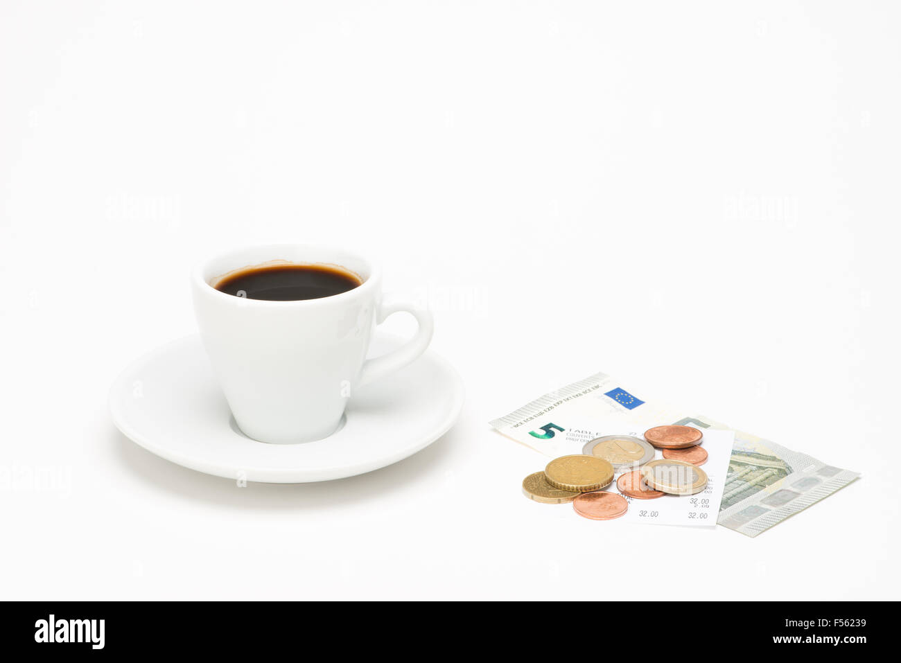 Tasse Kaffee mit Rechnung auf weißem Hintergrund Stockfoto