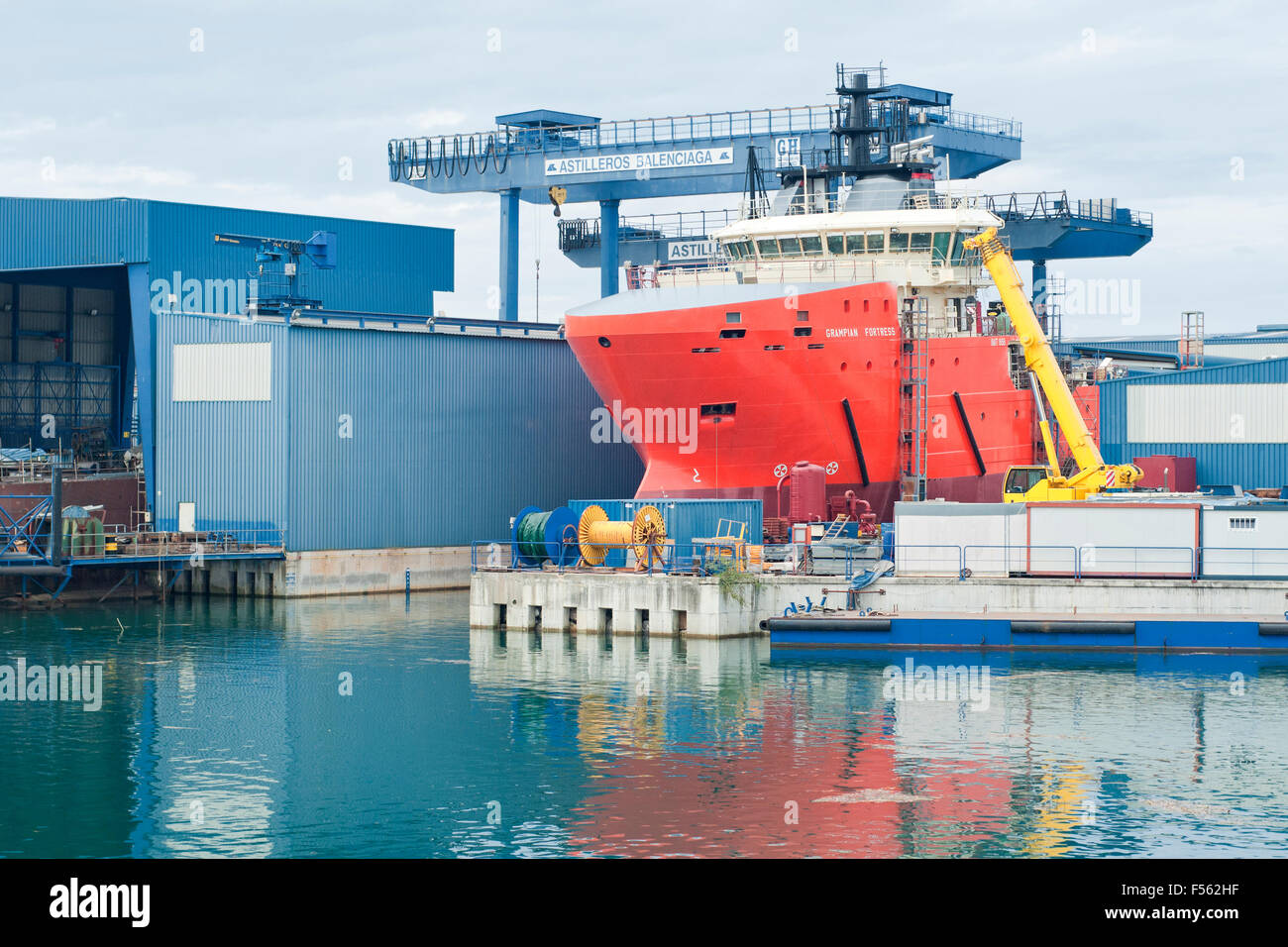 Rote Schiff in Balenciaga-Werft im Hafen Zumaia. Baskisches Land. Spanien. Stockfoto