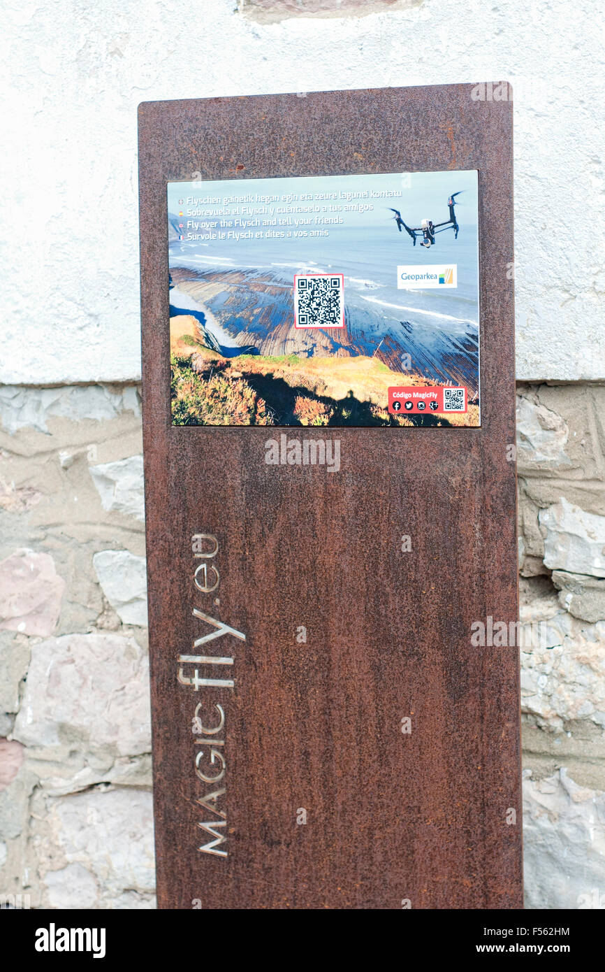 Informationstafel über den Geopark mit einem QR-Code auf Zumaia. Gipuzkoa. Baskisches Land. Stockfoto