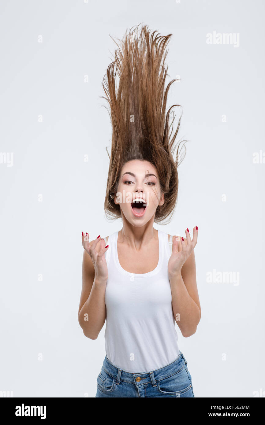 Porträt einer verrückten Frau mit Haaren bis in Luft isoliert auf weißem Hintergrund Stockfoto