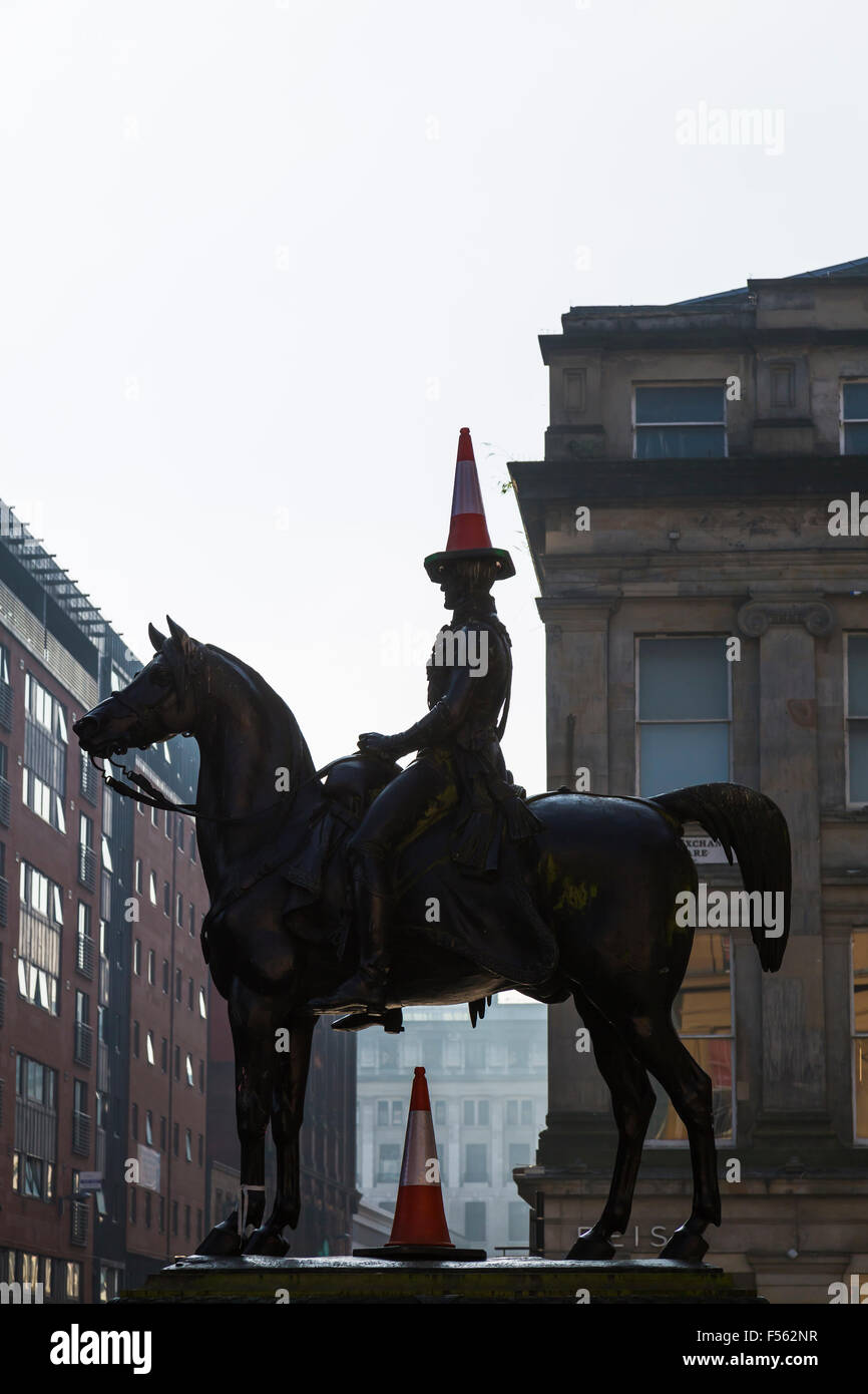 Duke of Wellington Glasgow Statue und Verkehrskegel auf der Kopfsilhouette, im Stadtzentrum, Royal Exchange Square / Queen Street, Schottland, Großbritannien Stockfoto