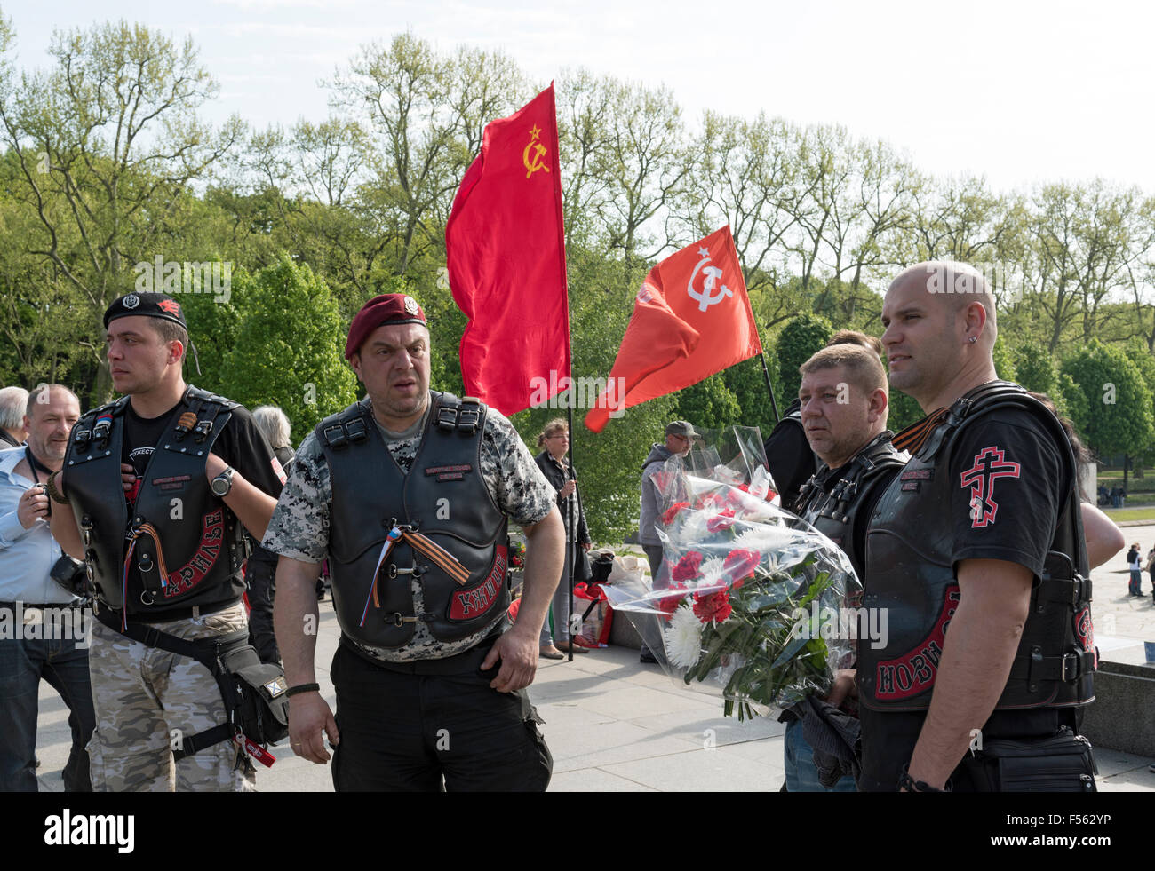 "09.05.2015, Berlin, Berlin, Deutschland - sowjetischen Krieg Denkmal Treptow, den 70. Jahrestag des Endes des zweiten Weltkriegs 9 Mai als Tag des Sieges über Nazi-Deutschland, in Russland gilt die Russisch-nationalistischen Rocker-Gruppe '' Nachtwoelfe''-Motorrad-Club, im Hintergrund die Flagge der ehemaligen Sowjetunion. EBS150509D503CAROEX. JPG - nicht für den Verkauf in G E R M A N Y, A U S T R I A S W I T Z E R L A N D [MODEL-RELEASE: Nein, PROPERTY-RELEASE: kein (C) Caro Fotoagentur / Schulz, http://www.caro-images.pl, info@carofoto.pl - bei das Bild nicht-journalistischen Zwecken verwenden bitte con Stockfoto