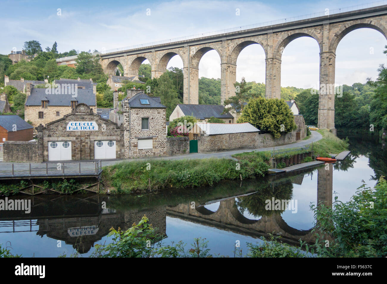 Der Viadukt in Dinan, Bretagne, Frankreich, Überquerung des Flusses Rance Stockfoto
