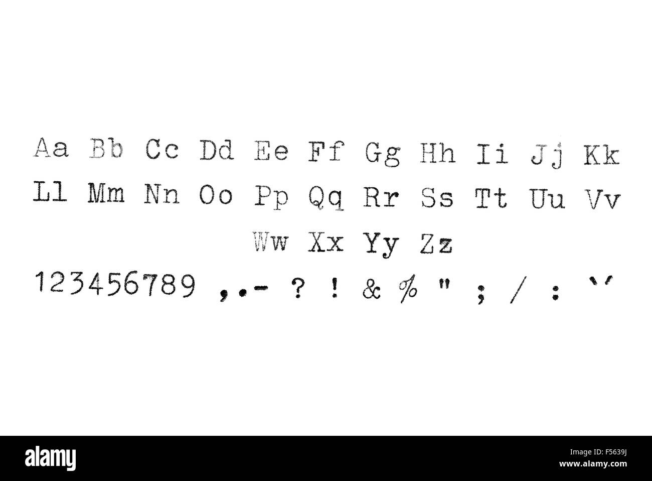 Vintage Schreibmaschine Maschine typeset Alphabet, Zahlen und Symbolen auf weißem Papier. Stockfoto