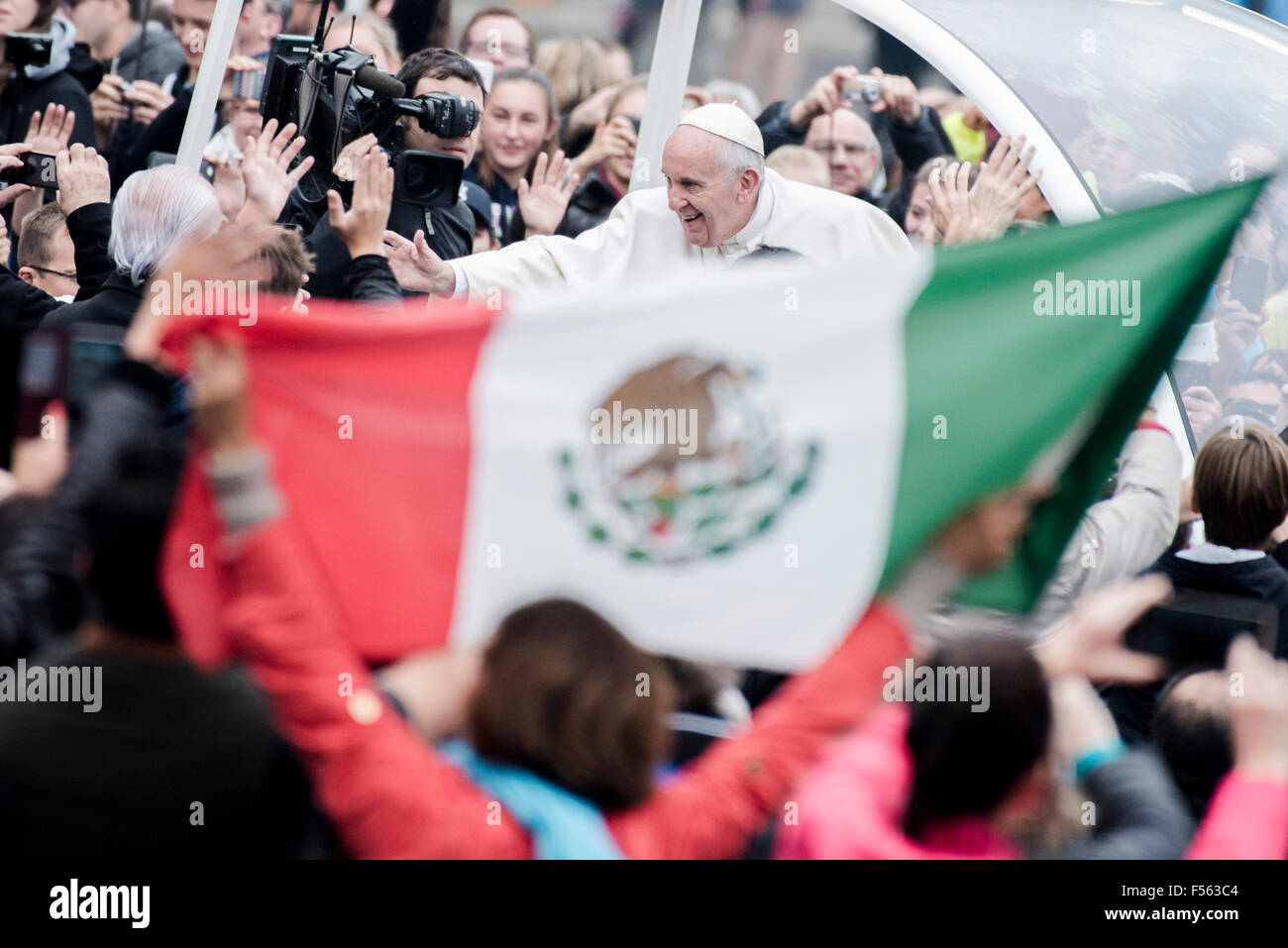 Vatikan-Stadt. 28. Oktober 2015. Papst Francis besucht seine wöchentliche Generalaudienz für interreligiöse Beziehungen am St.-Peter Platz am 28. Oktober 2015 im Vatikan. Bildnachweis: Massimo Valicchia/Alamy Live-Nachrichten Stockfoto