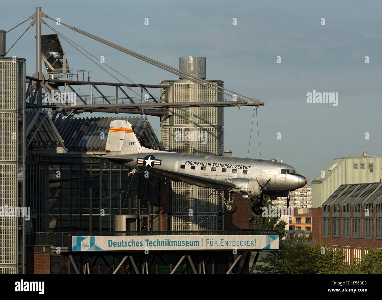 22.05.2015, Berlin, Berlin, Deutschland - Stiftung Deutsches Technikmuseum Berlin (SDTB), Bau nach Plänen des Berliner Architekten Ulrich Wolff und Helge Pitz. In etwa 30 m Höhe, die c-47 schwimmt mit der Reg.: 45-0951 als Landerichtung Potsdamer Platz. European Air Transport Service (isst), die Douglas C-47 Skytrain B (militärische Frachtversion / transport Version der Passagierversion der Douglas DC-3) während des zweiten Weltkriegs das Rückgrat der amerikanischen Lufttransportverbaende gebildet. In der Berlin-Blockade 1948/49 die c-47 dienten als Candy-Bomber, die sh Stockfoto